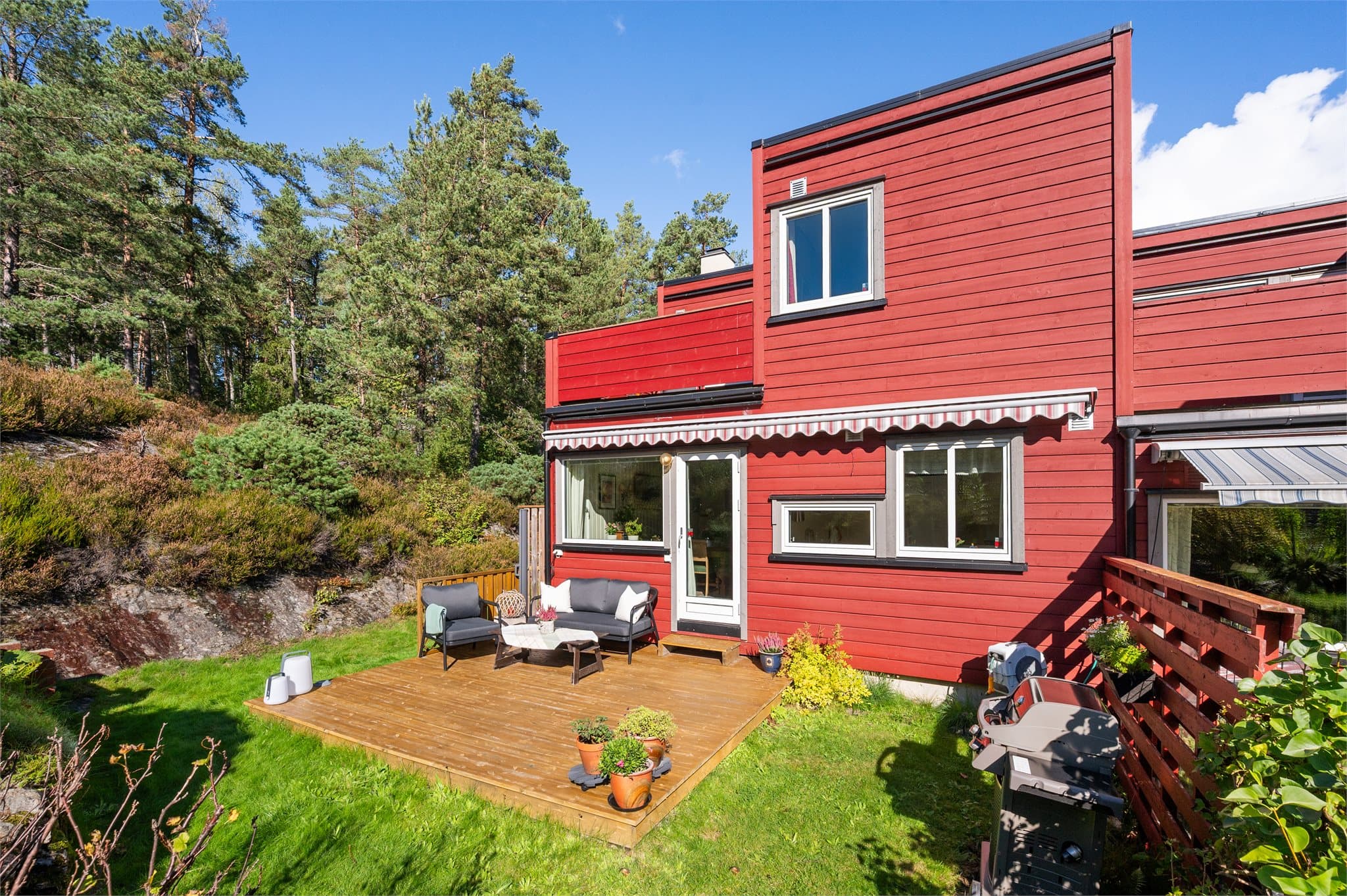 Rekkehuset har svært god beliggenhet helt i enden, med skogen som nærmeste nabo!