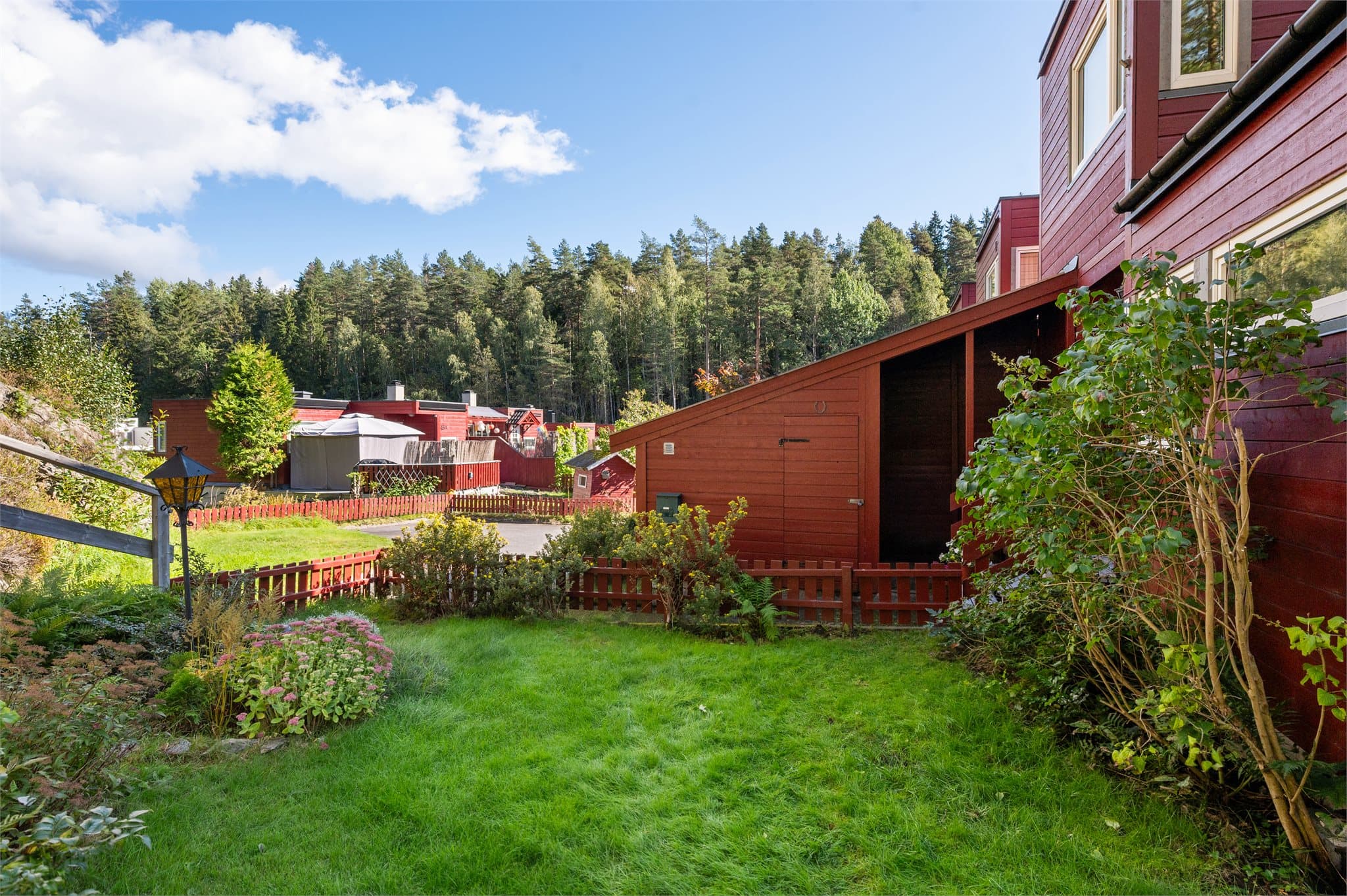 Nyt rekkehus-tilværelsen med mye boltreplass, til glede for store og små.