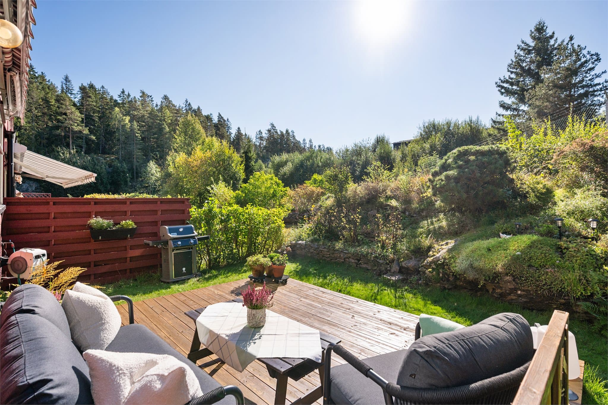 På vår- og sommerhalvåret blir hagen som et ekstra oppholdsrom med mer plass til lek og sosiale lag.