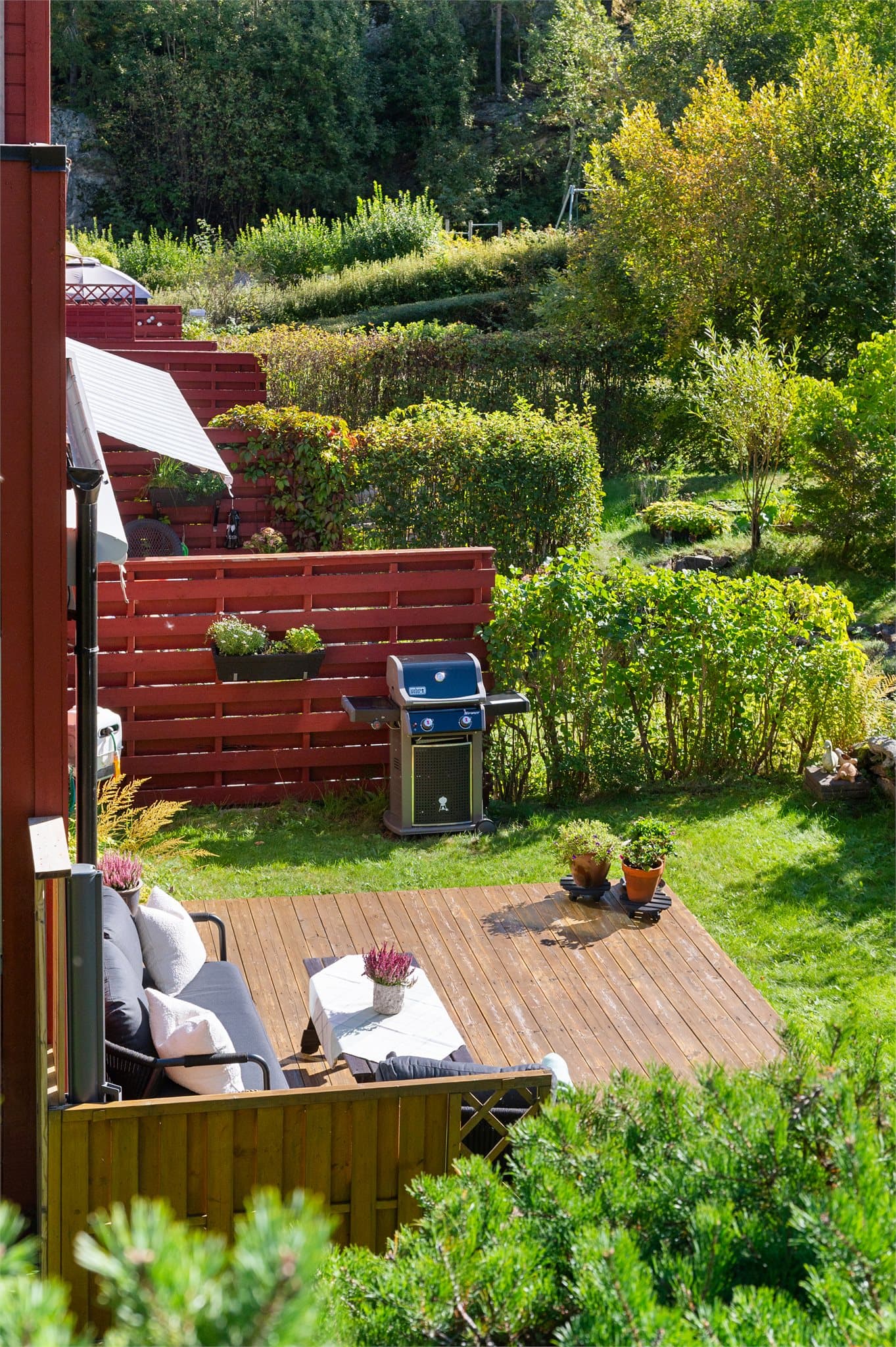 Her er det god plass til hyggelig sittegruppe, grill og ønsket utemøblement.