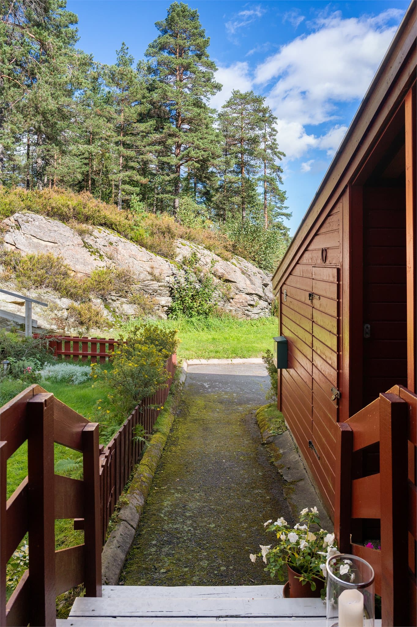 Utenfor inngangspartiet er det et tilbygg med utvendig bod.