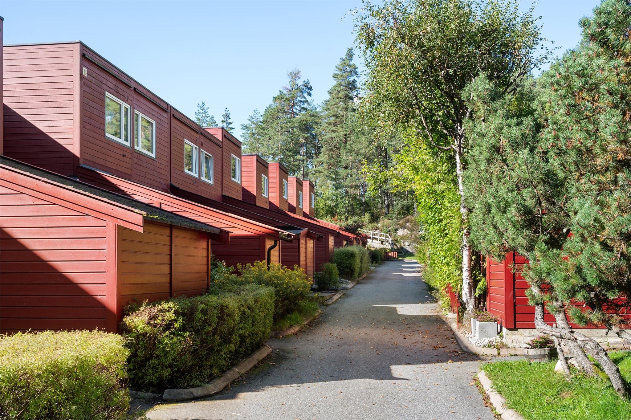 Rekkehuset tilhører Lutvannkollen Borettslag som består av 236 boenheter fordelt på 162 leiligheter og 74 rekkehus.