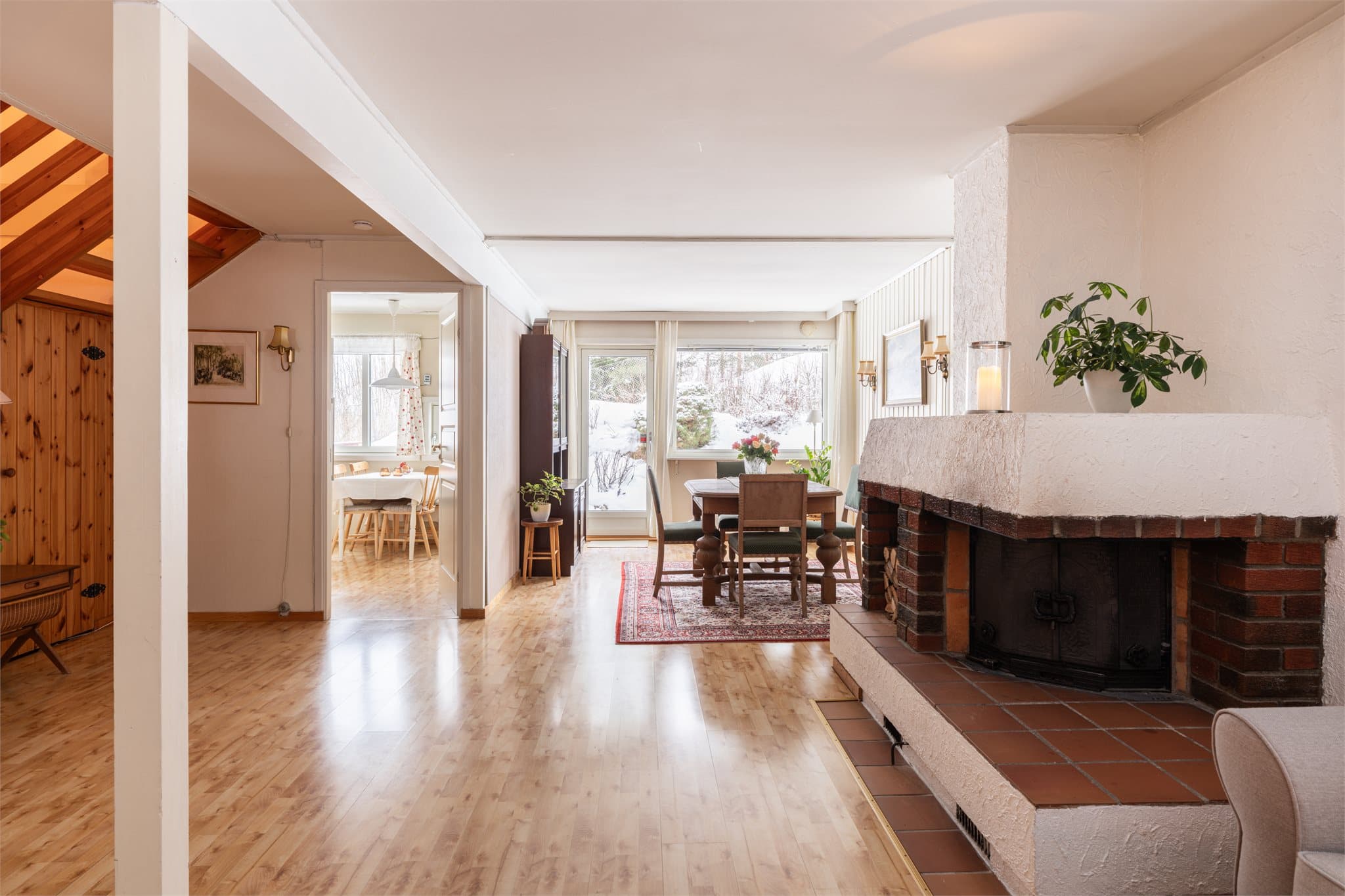 Etasjen byr på et luftig oppholdsrom med gode lysforhold fra de store vinduene.