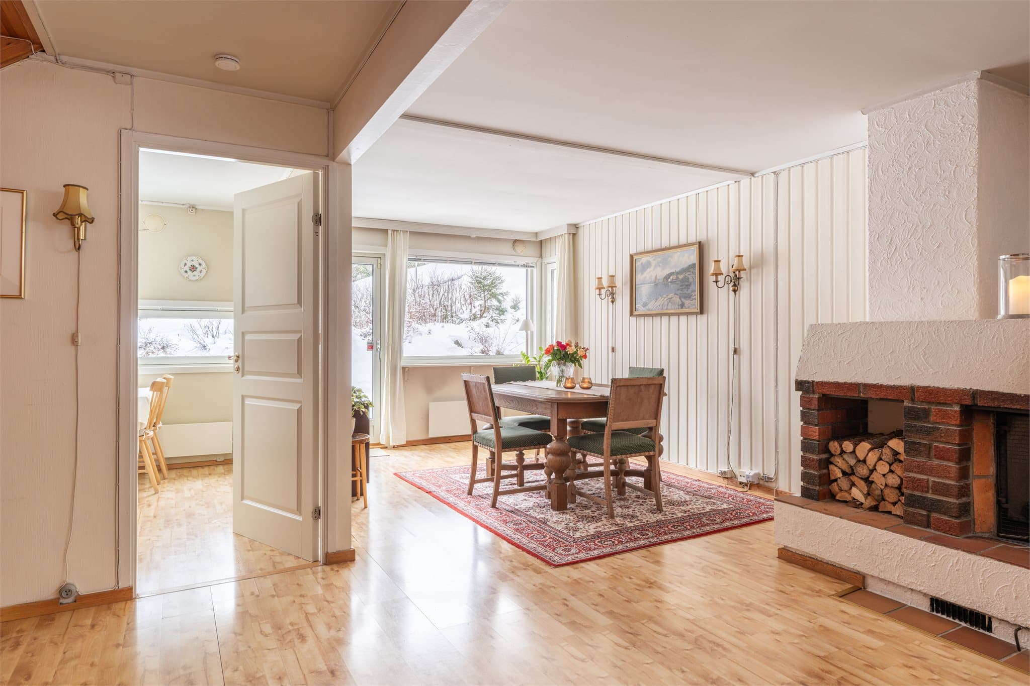 Fra allrommet er det inngang til boligens separate kjøkken.