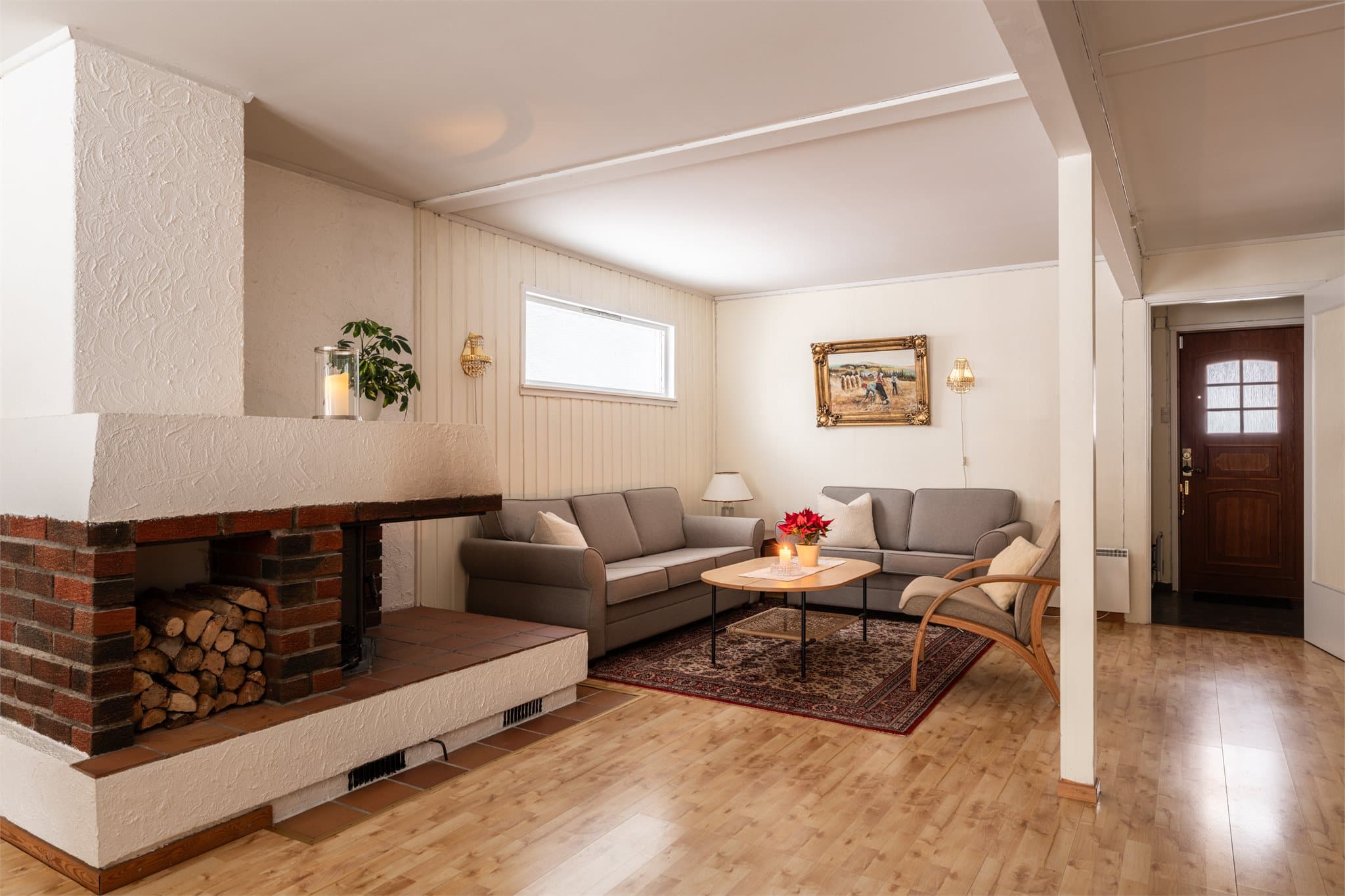 En åpen peis sørger for varme og hygge til stuen.