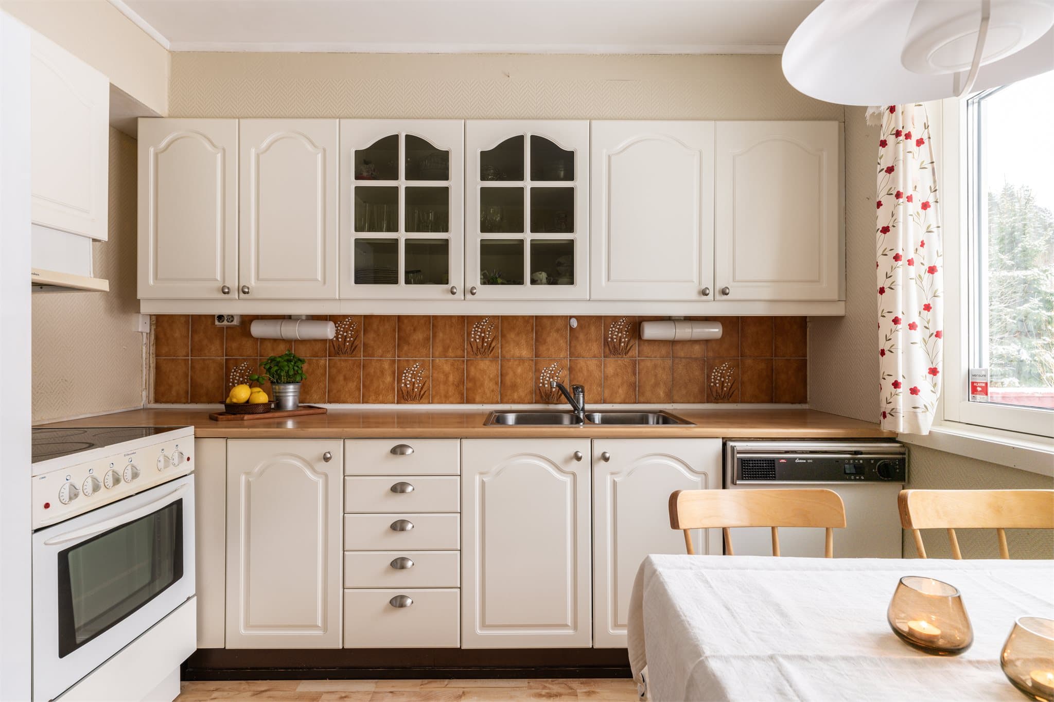 Komfyr og oppvaskmaskin medfølger boligen.