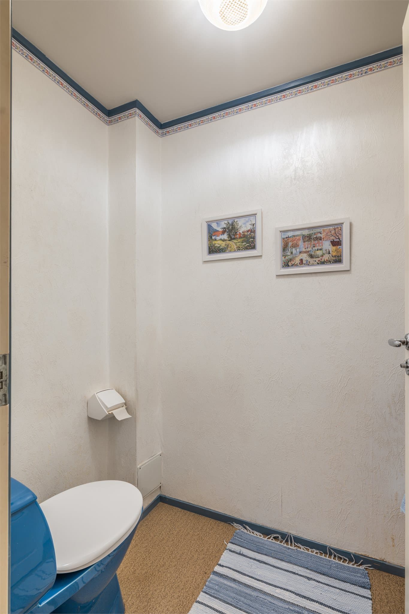 Innenfor vaskerommet ligger et separat toalettrom.