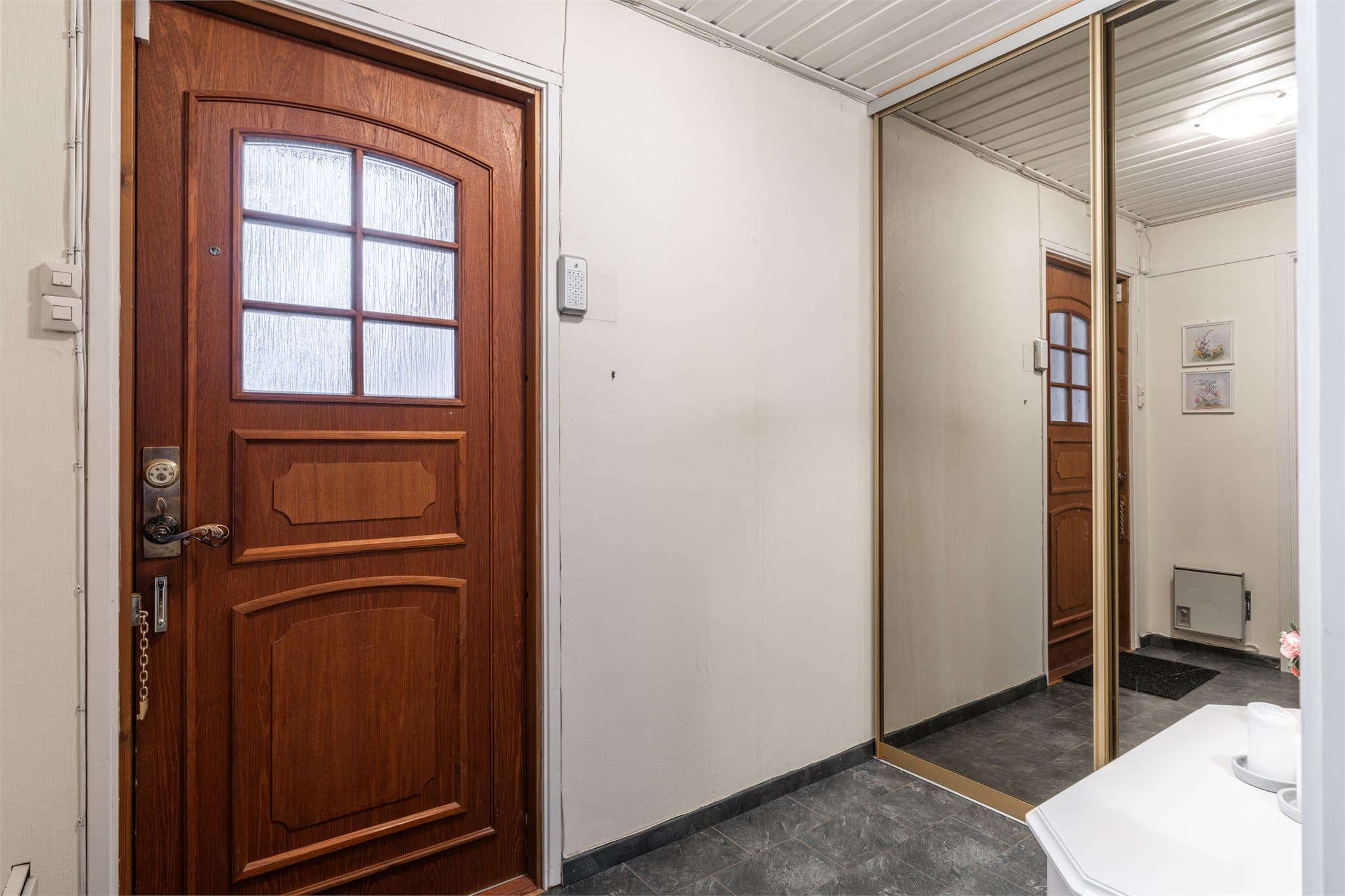 Velkommen hjem! Entré med god plass til oppbevaring i skyvedør.