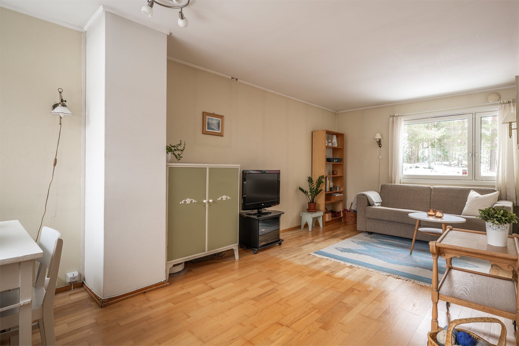 Flere av naboene har bygd ut 2. etasje - se prospekt for mer informasjon. Dette rommet var opprinnelig delt i to, slik at det var et ekstra soverom.