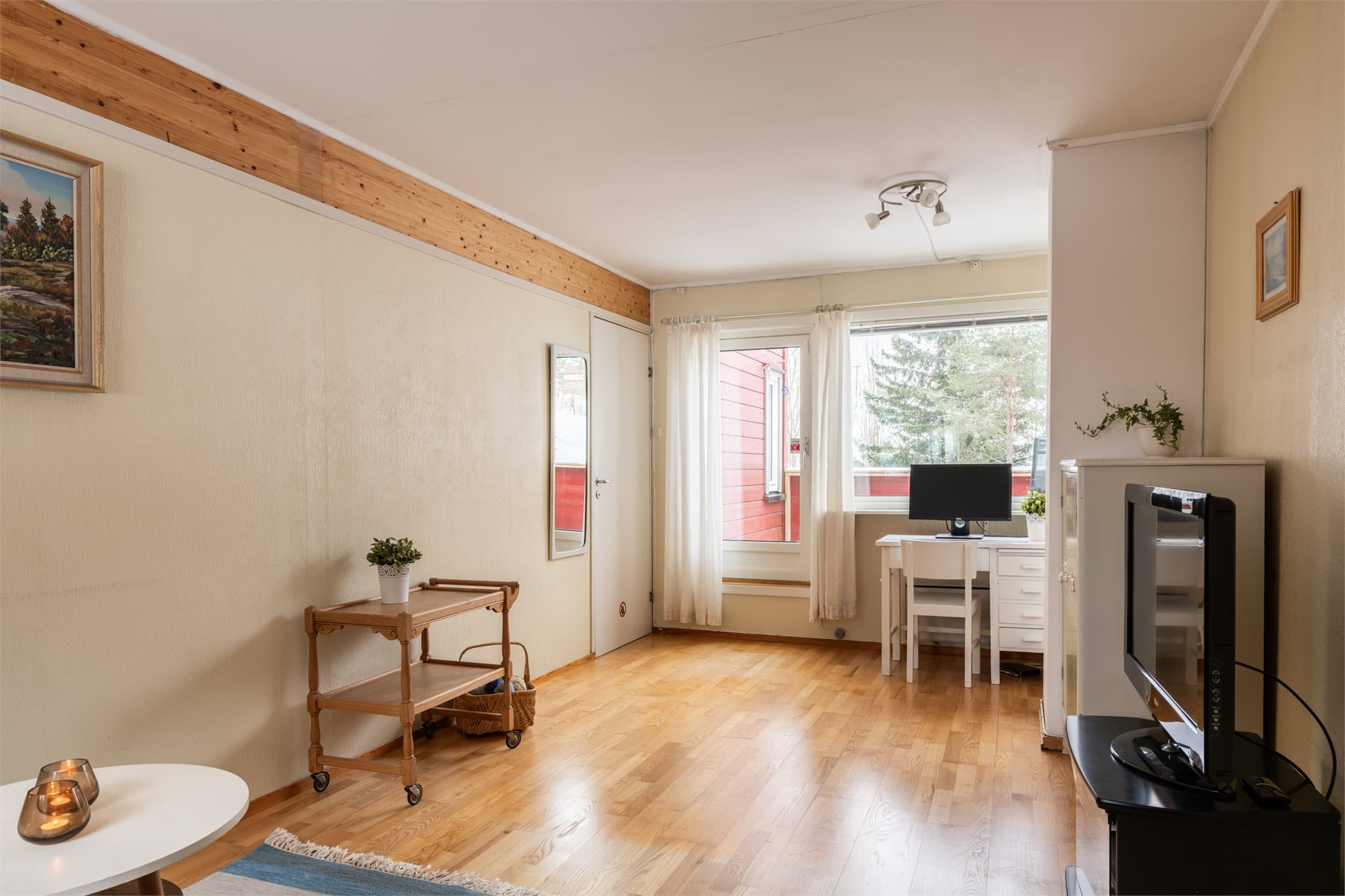 Fra allrommet er det utgang til en balkong.