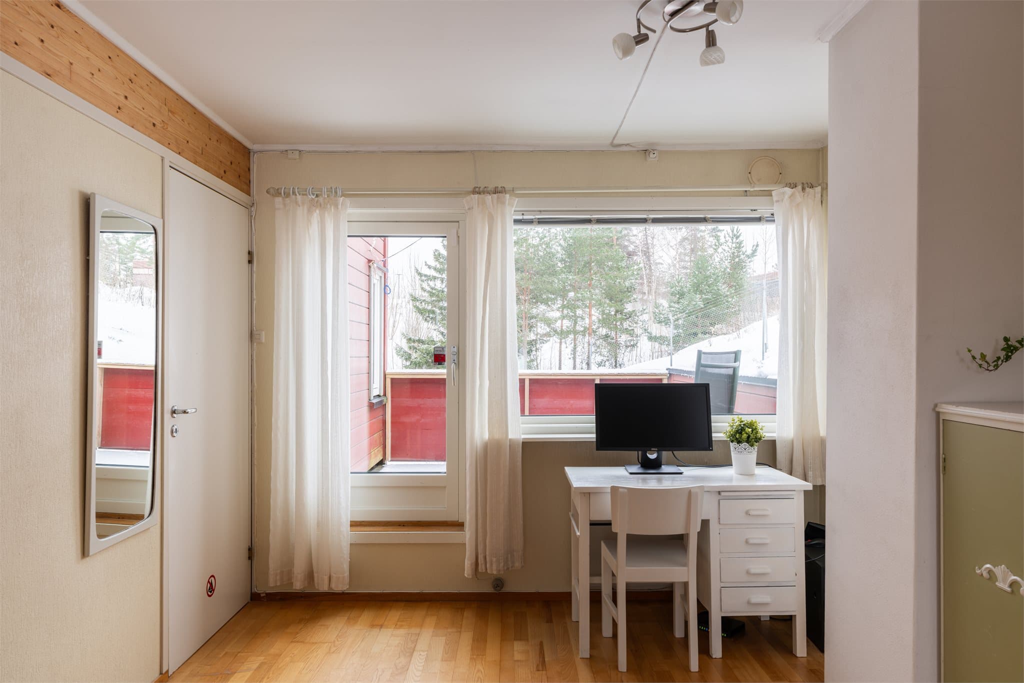 Godt med lys fra vinduer på begge sider.