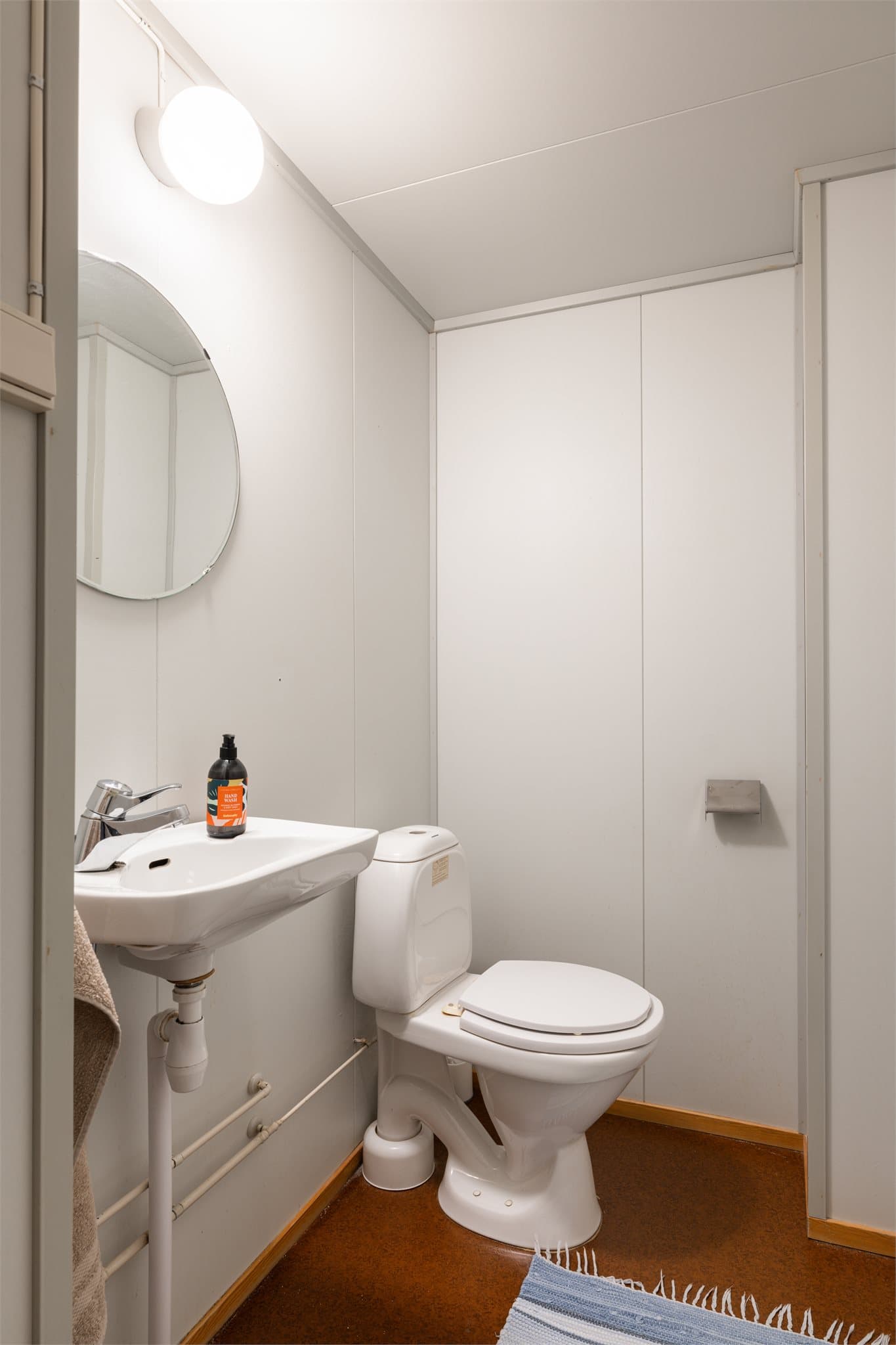 Vegg i vegg ligger et separat toalettrom.