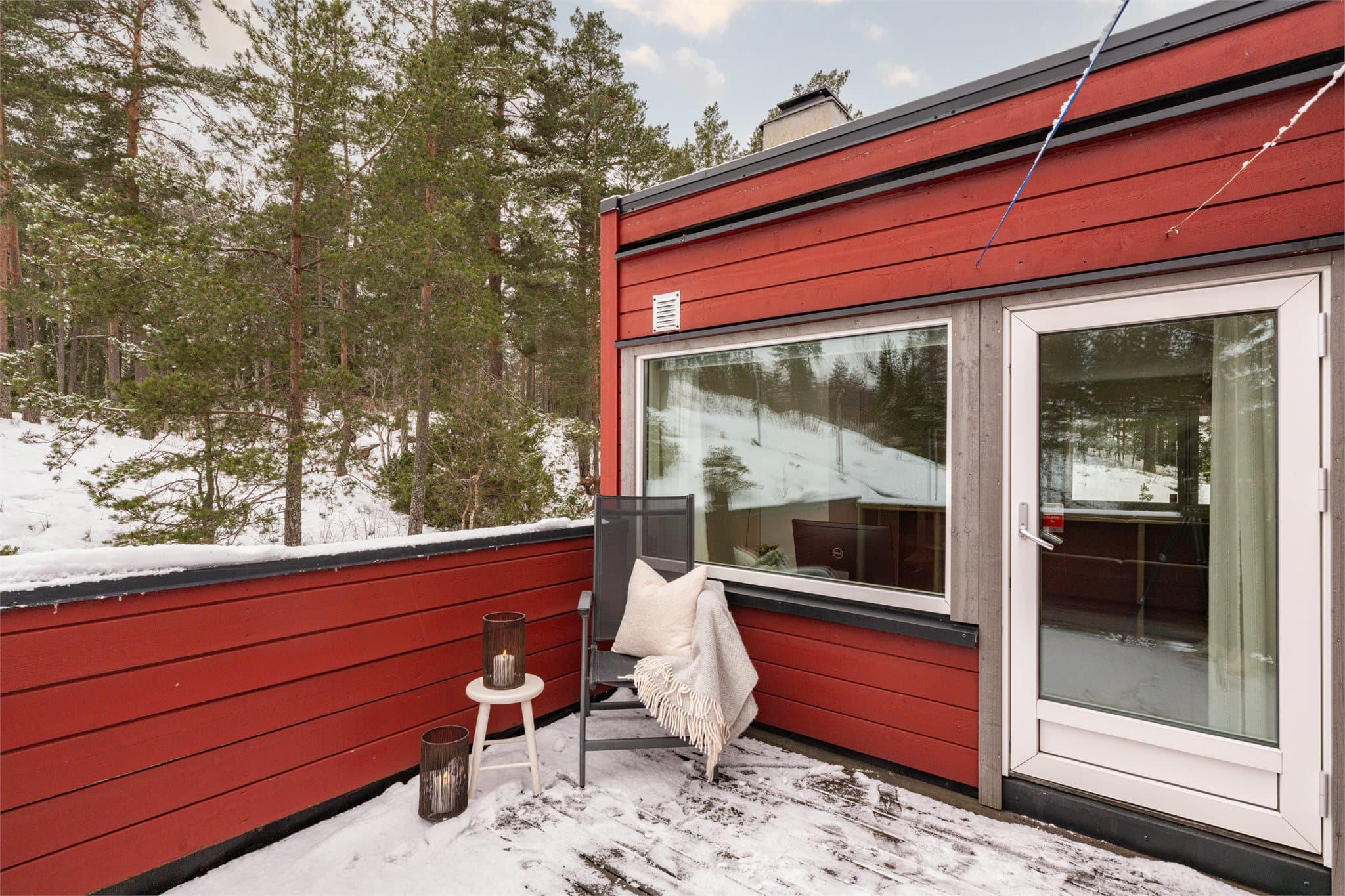 Stor, solrik balkong med skogen som nærmeste nabo.