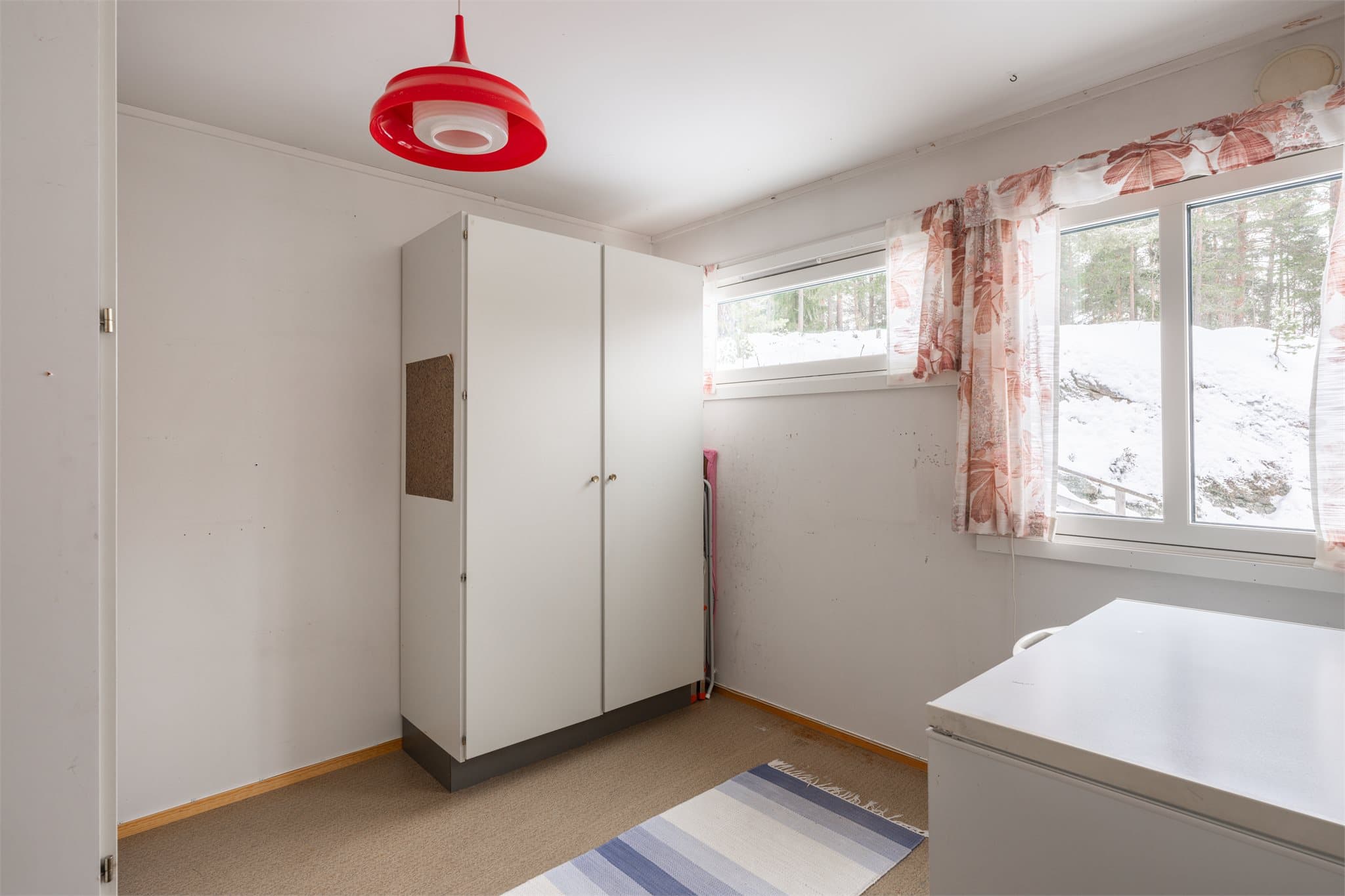 Videre byr etasjen på et soverom med mange bruksmuligheter.