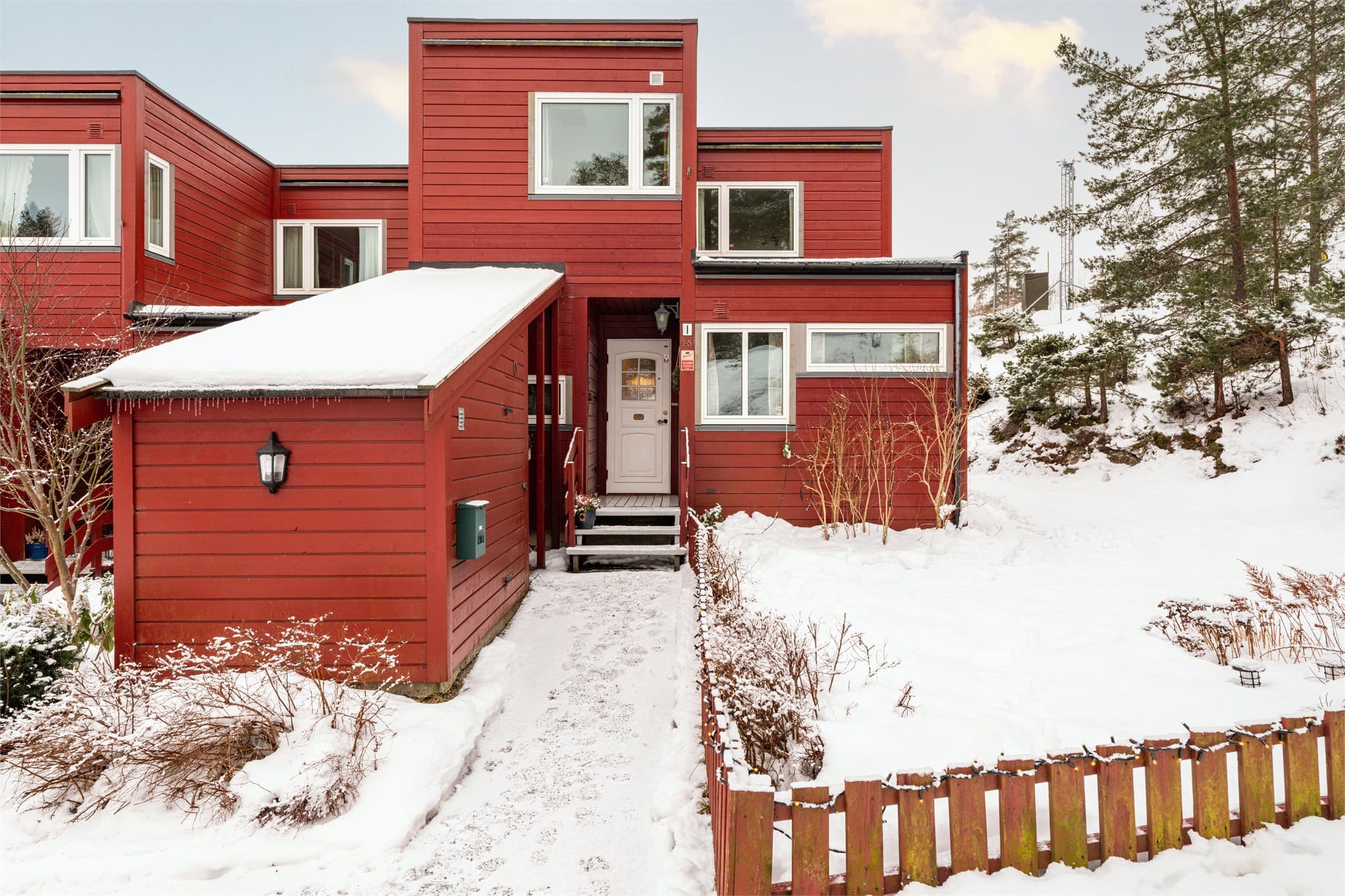 Rekkehuset går over to etasjer og har hage som strekker seg hele veien rundt hjørnet.