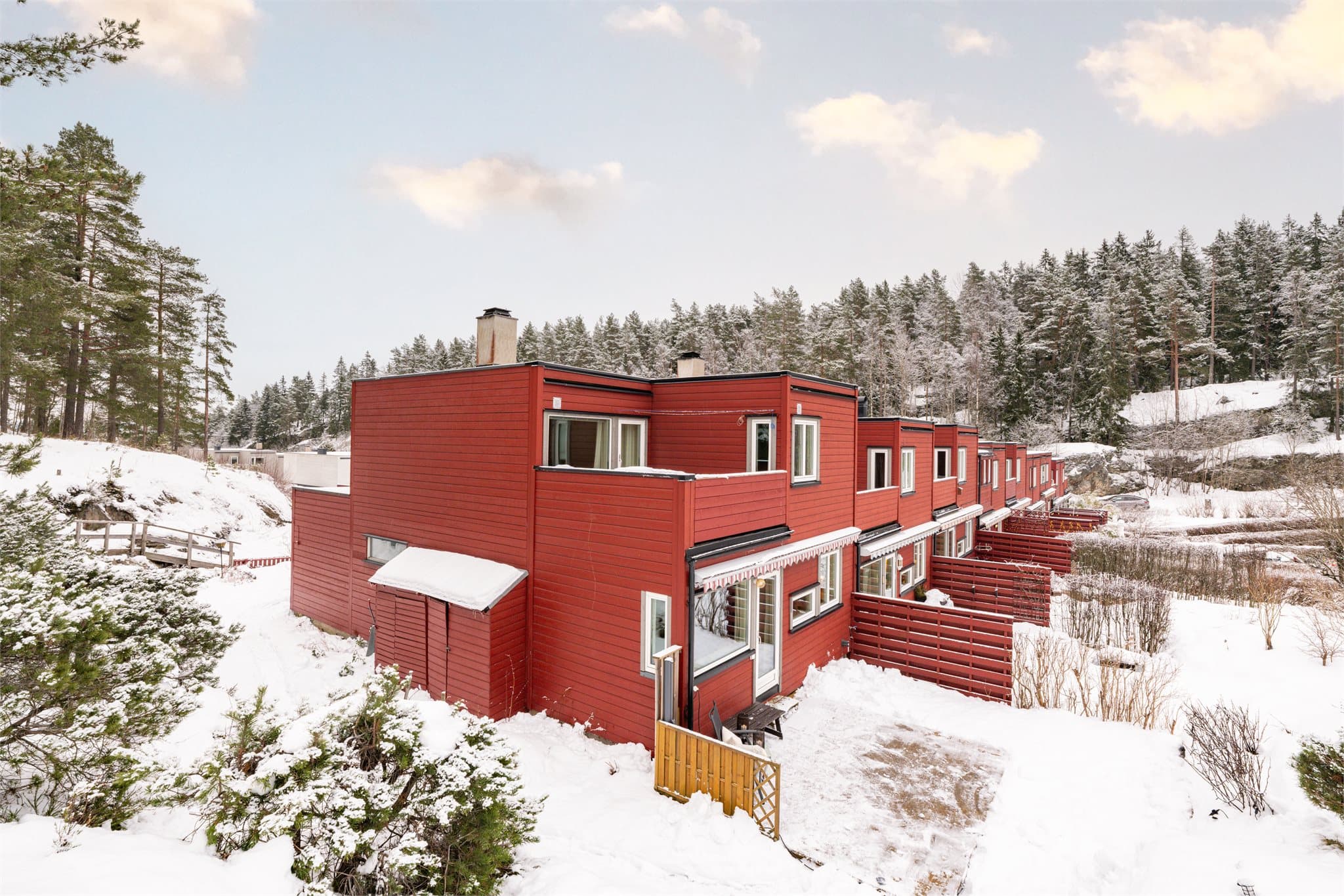 Langs ytterveggen er det satt opp en redskapsbod.