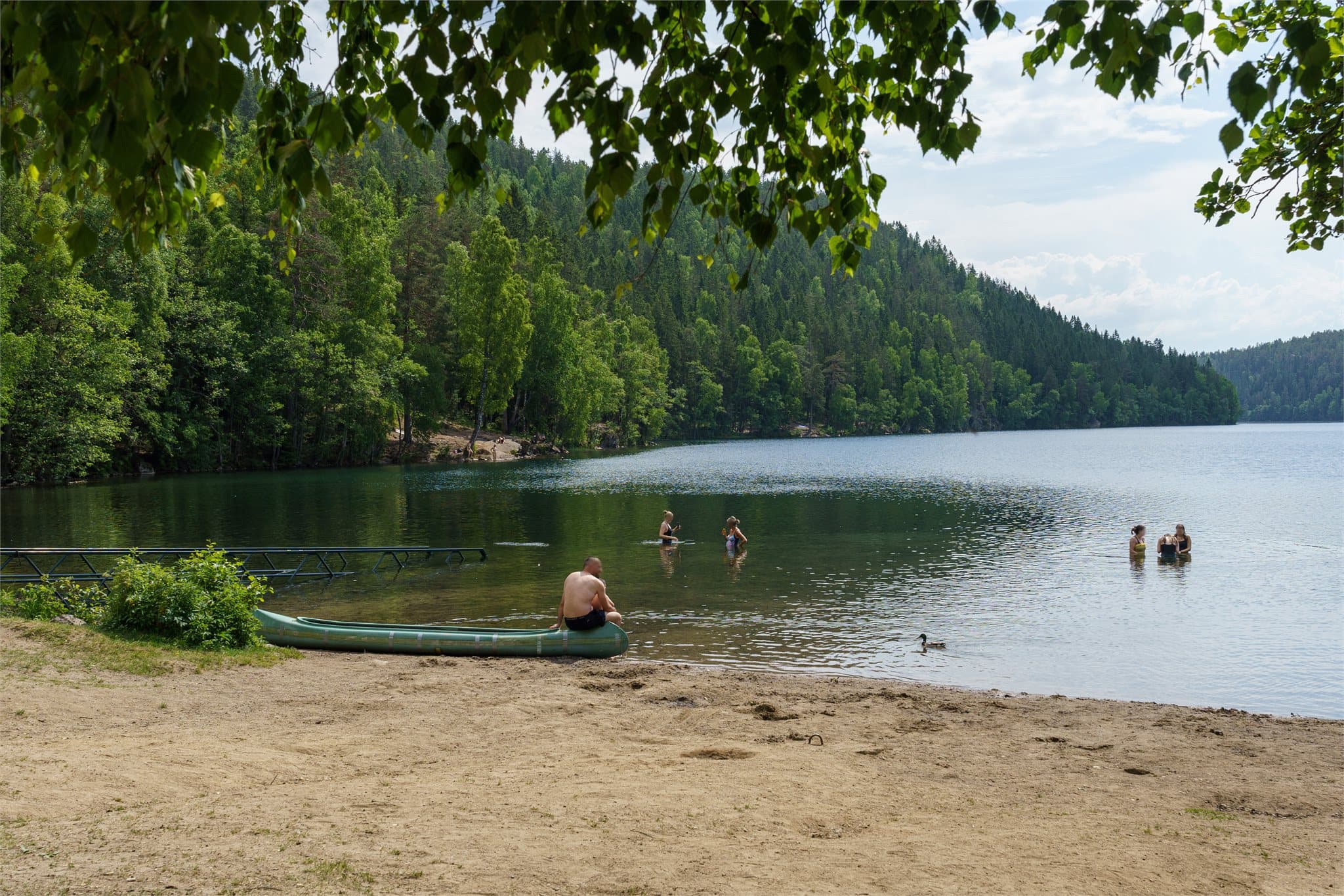 Det er kort vei til idylliske Lutvann badeplass.