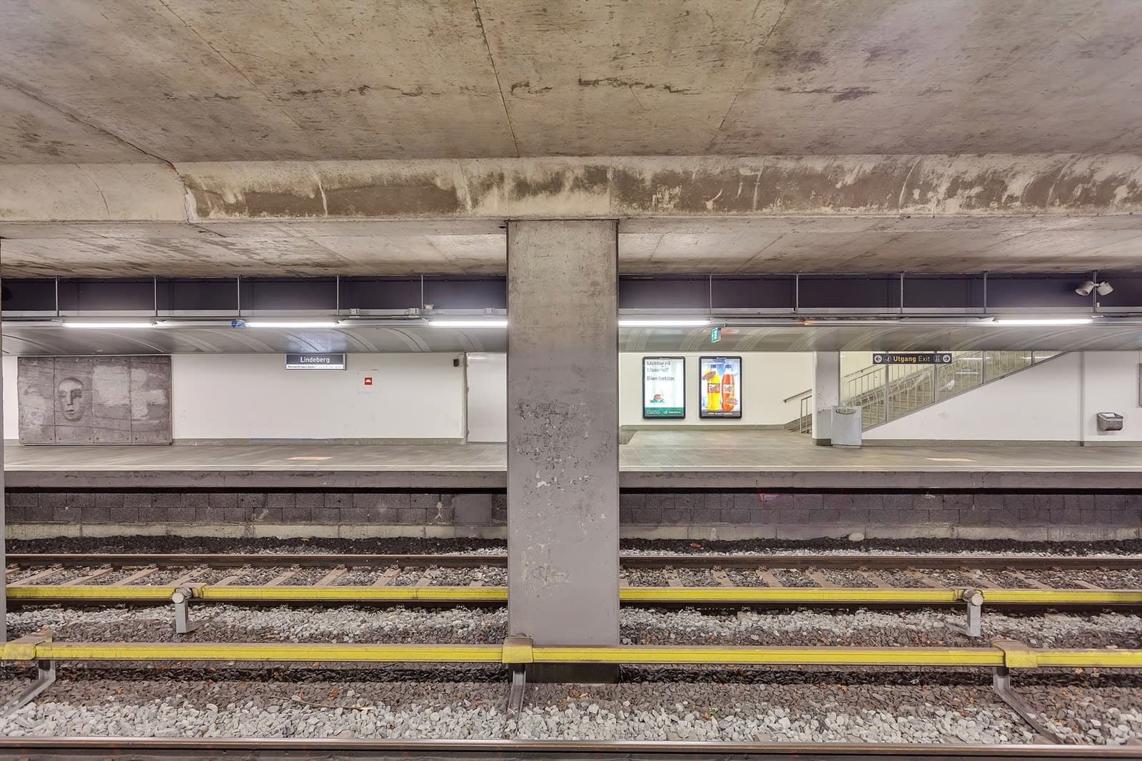 T-bane ved Lindeberg senter, banen tar ca. 19 minutter til Jernbanetorget