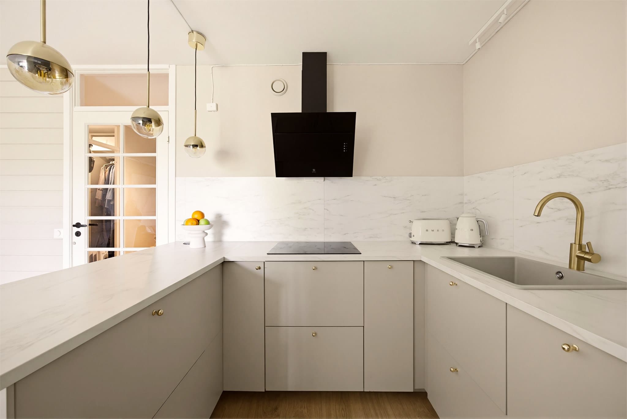 Kjøkkenet er flyttet og fullt fornyet i 2024 og har fått en lekker IKEA innredning. Glatte fronter hviler under en laminat benkeplate med en integrert kum i kompositt.