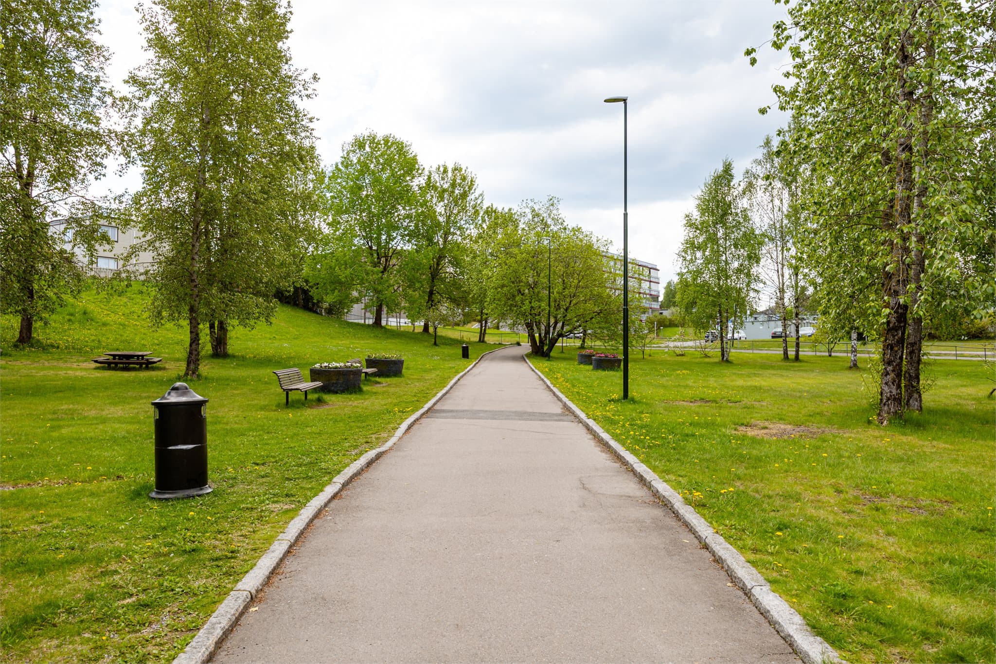 Borettslagets uteområdene inkluderer en park med blomsterurner og grillbord, en lekepark som ble etablert i 2014, samt en basketbane og bordtennisbord.