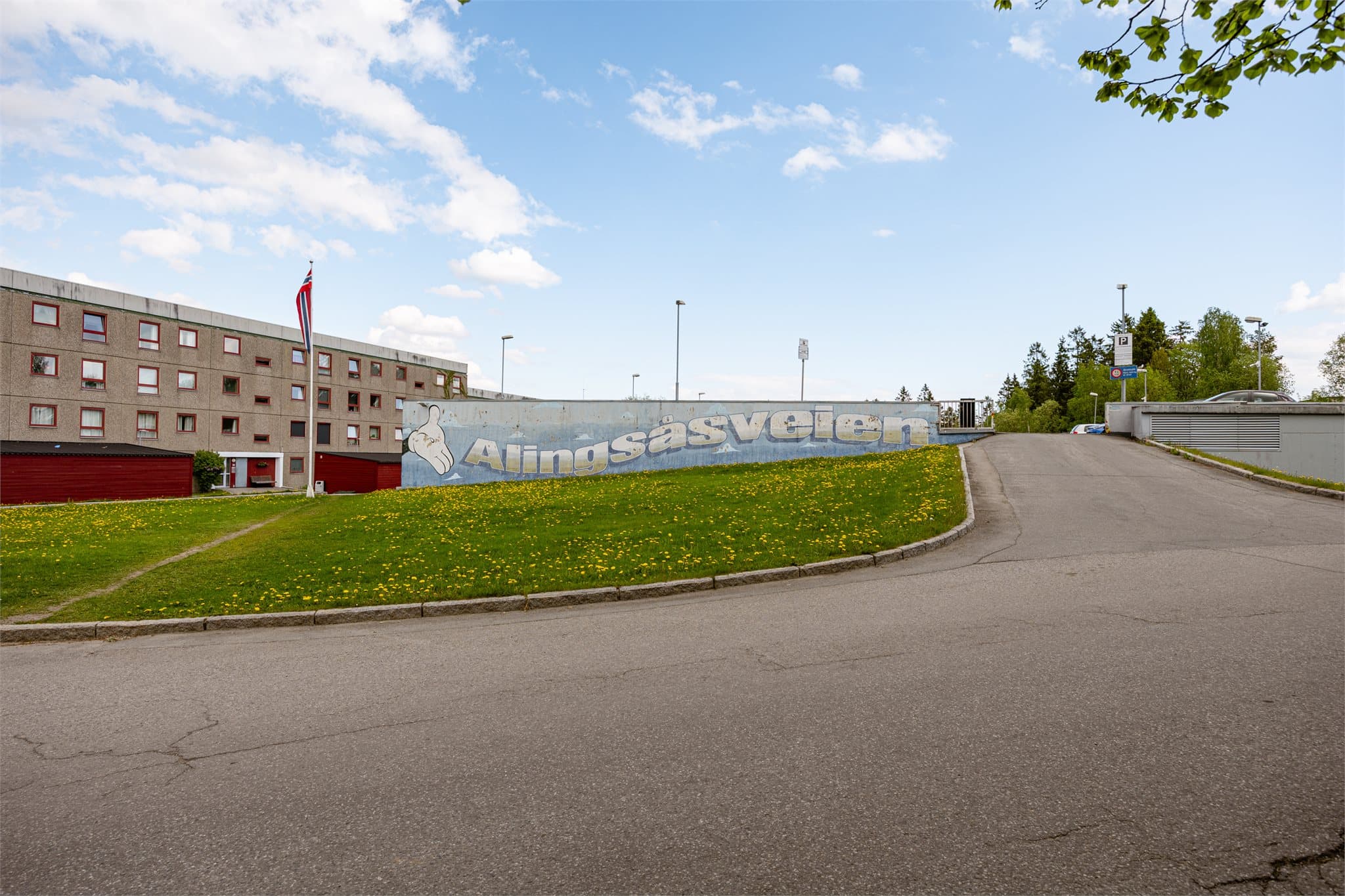 Eiendommen ligger i et sentralt, populært og meget barnevennlig boligområde på Skjetten i Lillestrøm kommune, med nærhet til skoler, flere barnehager, samt et rikt utvalg av fasiliteter og servicetilbud.