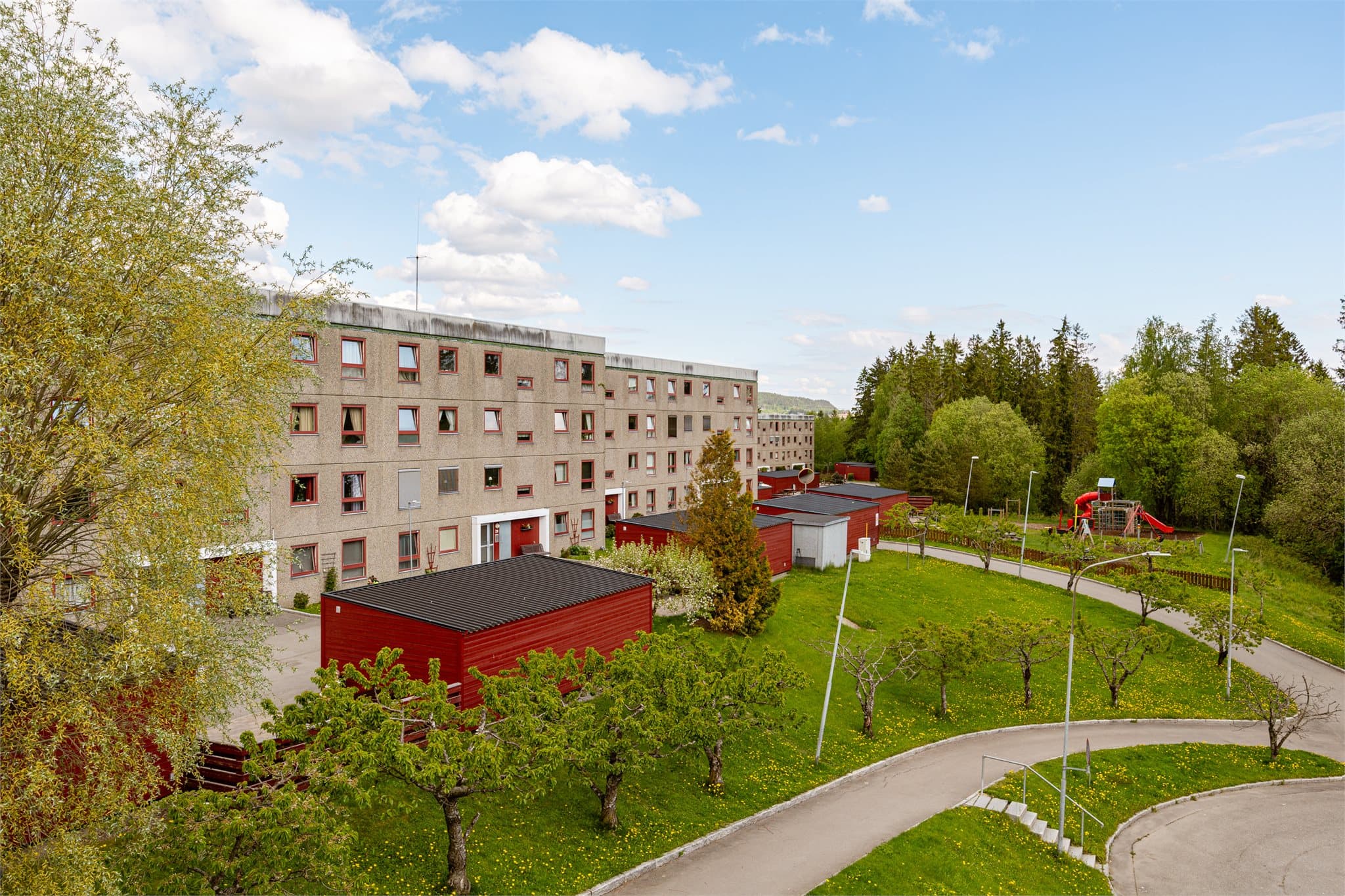 Leiligheten disponerer en garasjeplass med elbillader.