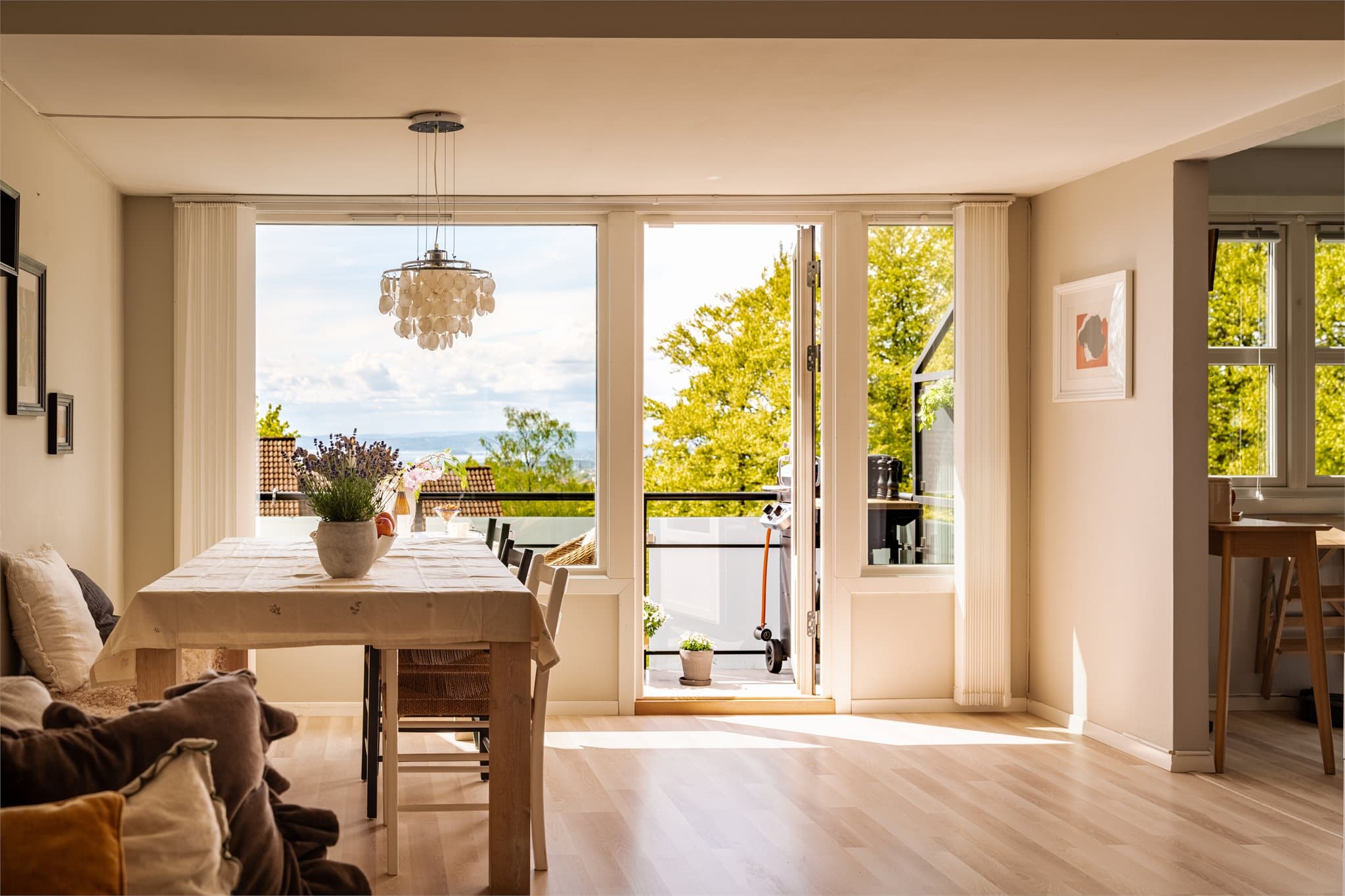 De store vindusflatene gir en flott utsikt over nærområdet og Oslofjorden.