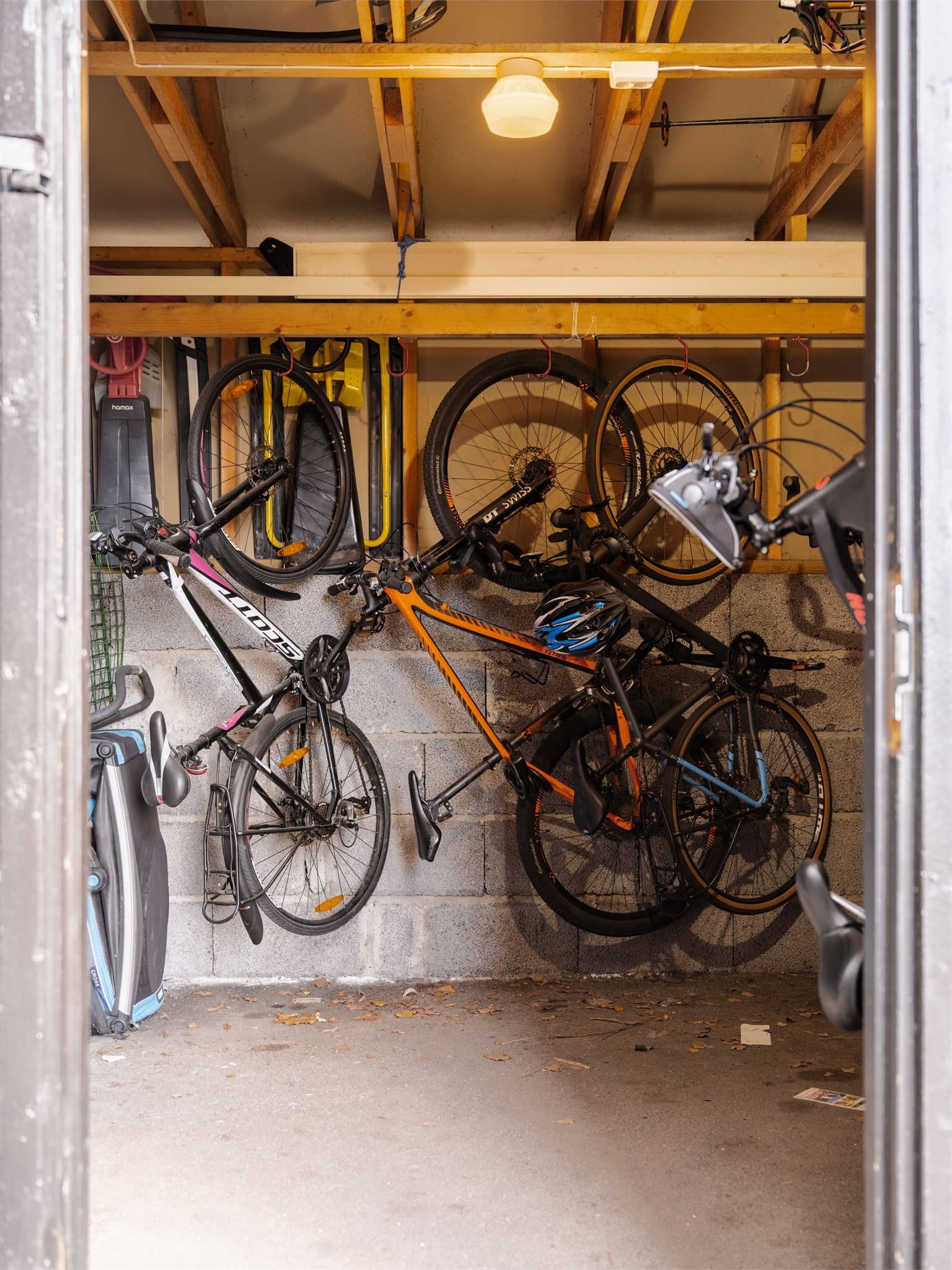 Leiligheten disponerer en ekstern bod på 5 m² for ekstra lagring. Borettslaget har også felles ski og sykkelbod.