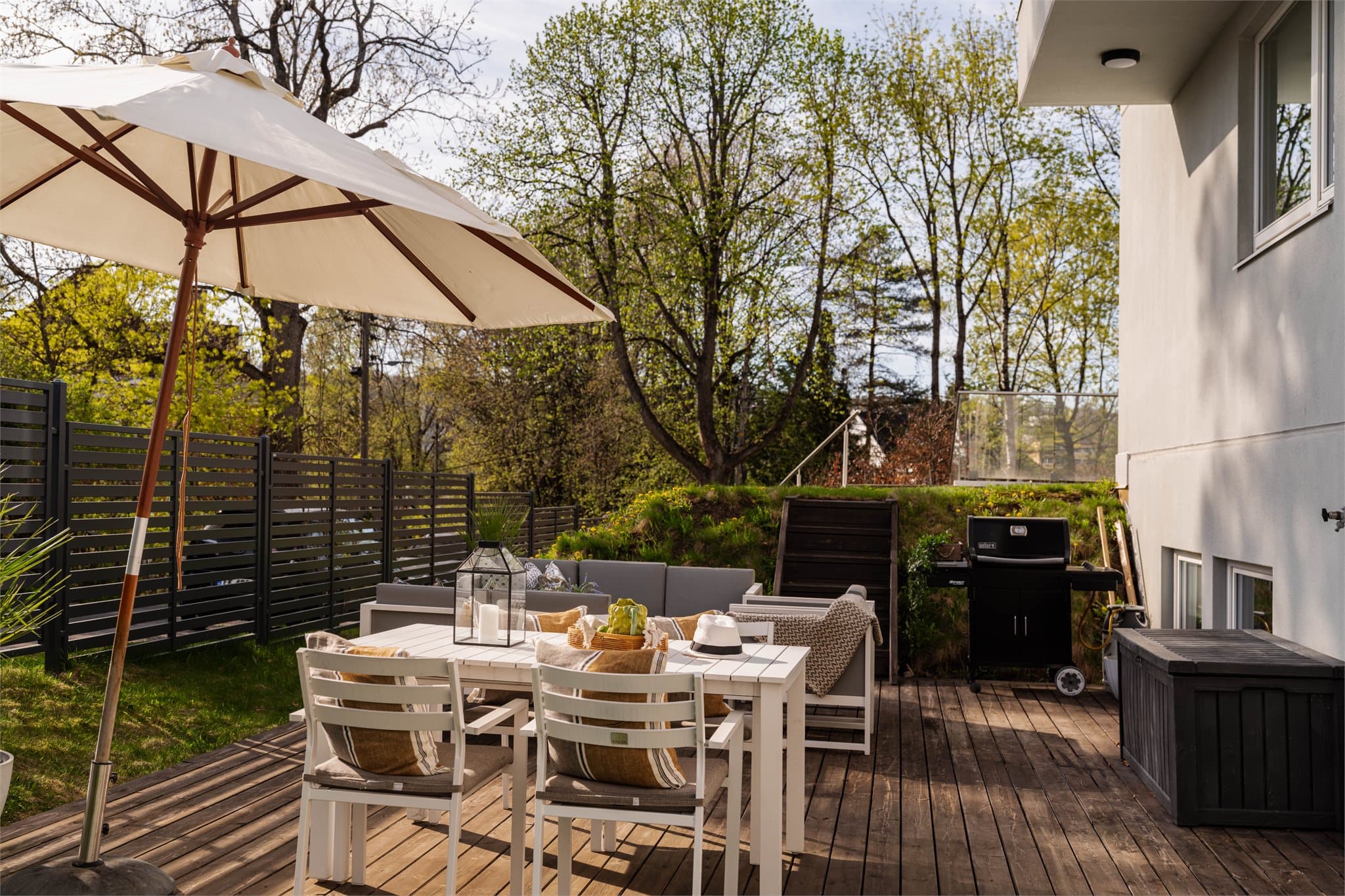 Markterrasse på hele 31 m² og med god plass til både spisebord, sittegruppe og øvrig møblement etter ønske.