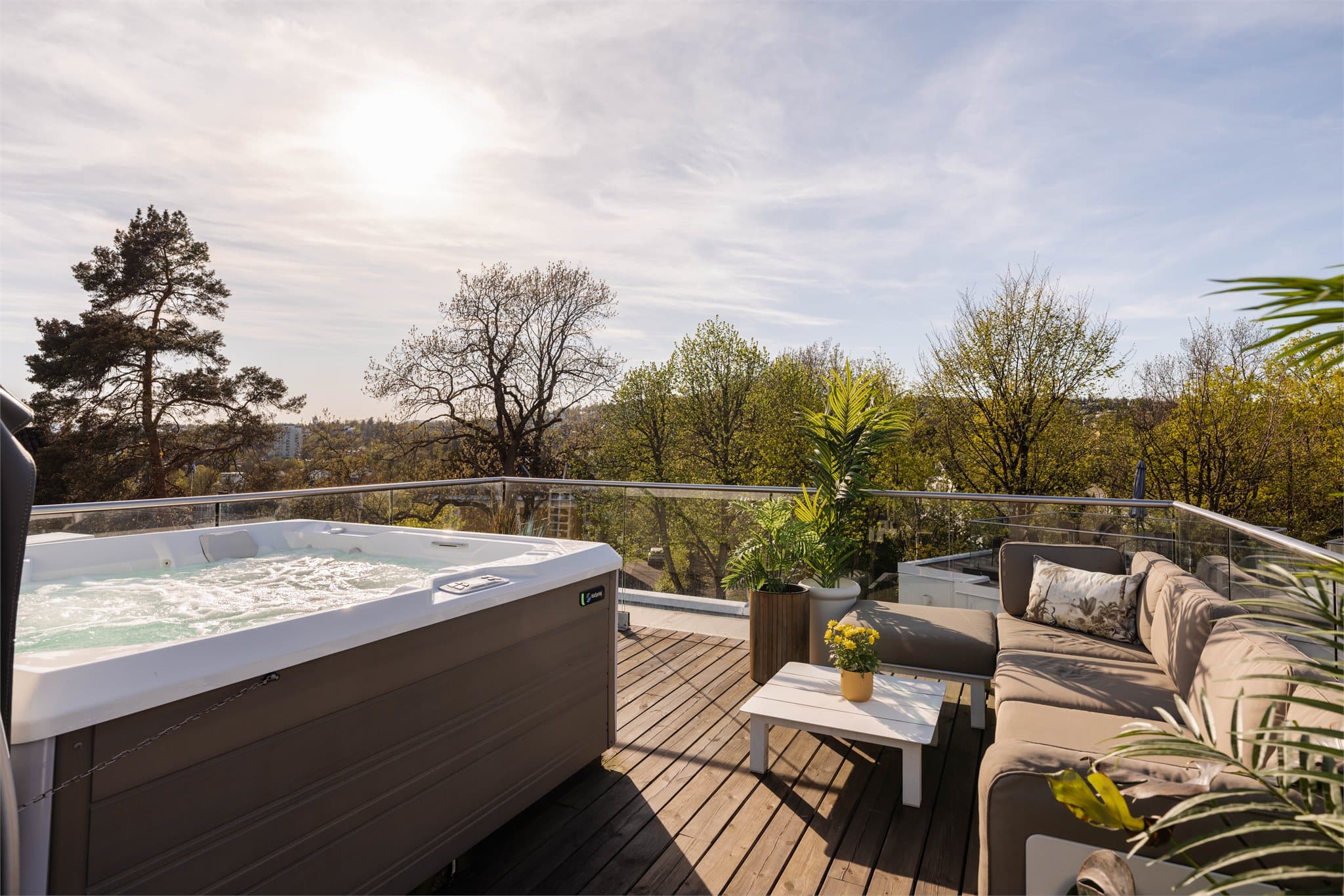 Egen takterrasse på ca. 25 m² med flott utsikt i flere retninger, fantastiske solforhold og medfølgende jacuzzi for det lille ekstra.
