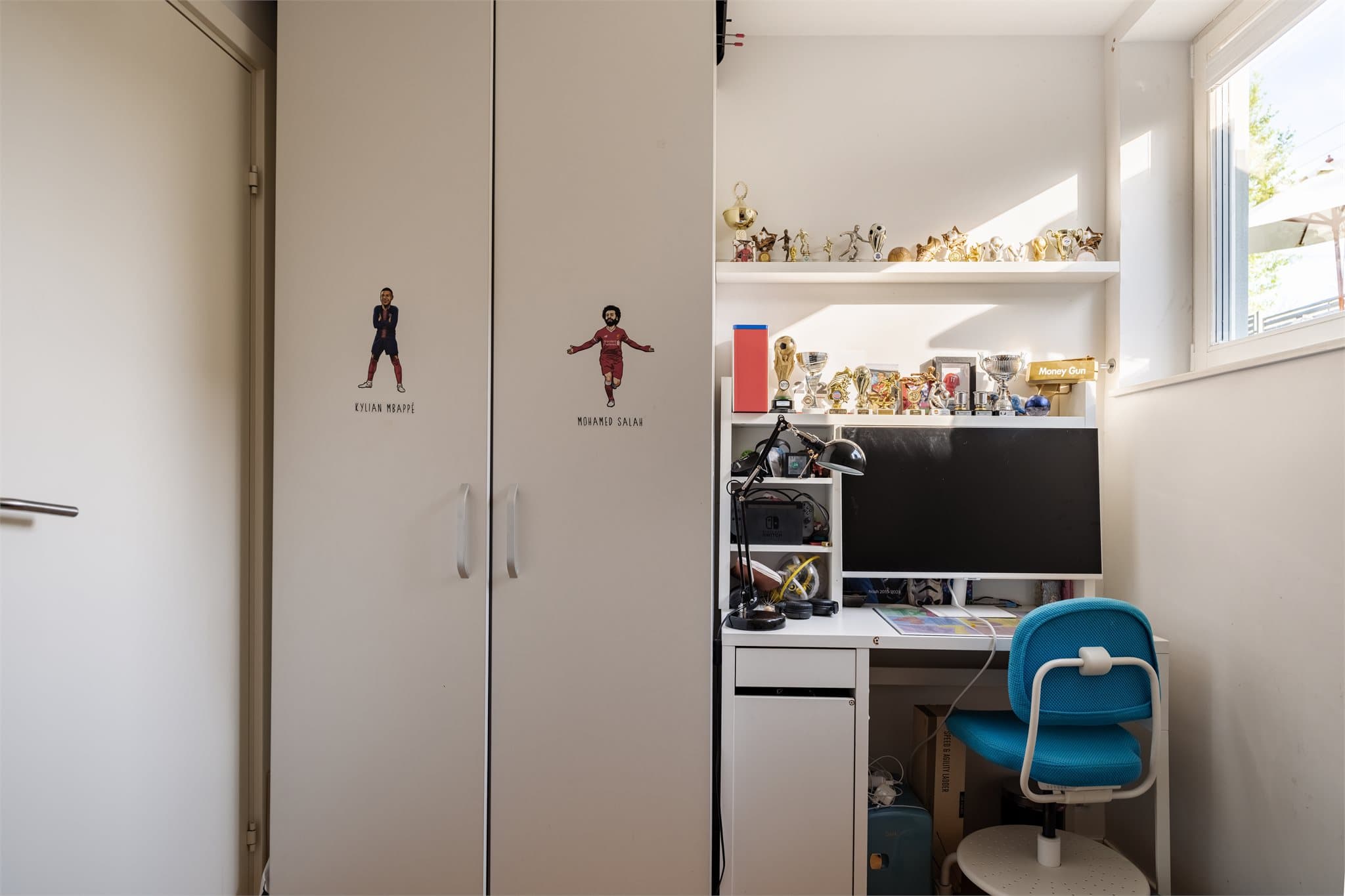 Funksjonelle innredningsmuligheter, med plass til seng, skrivepult og klesskap.