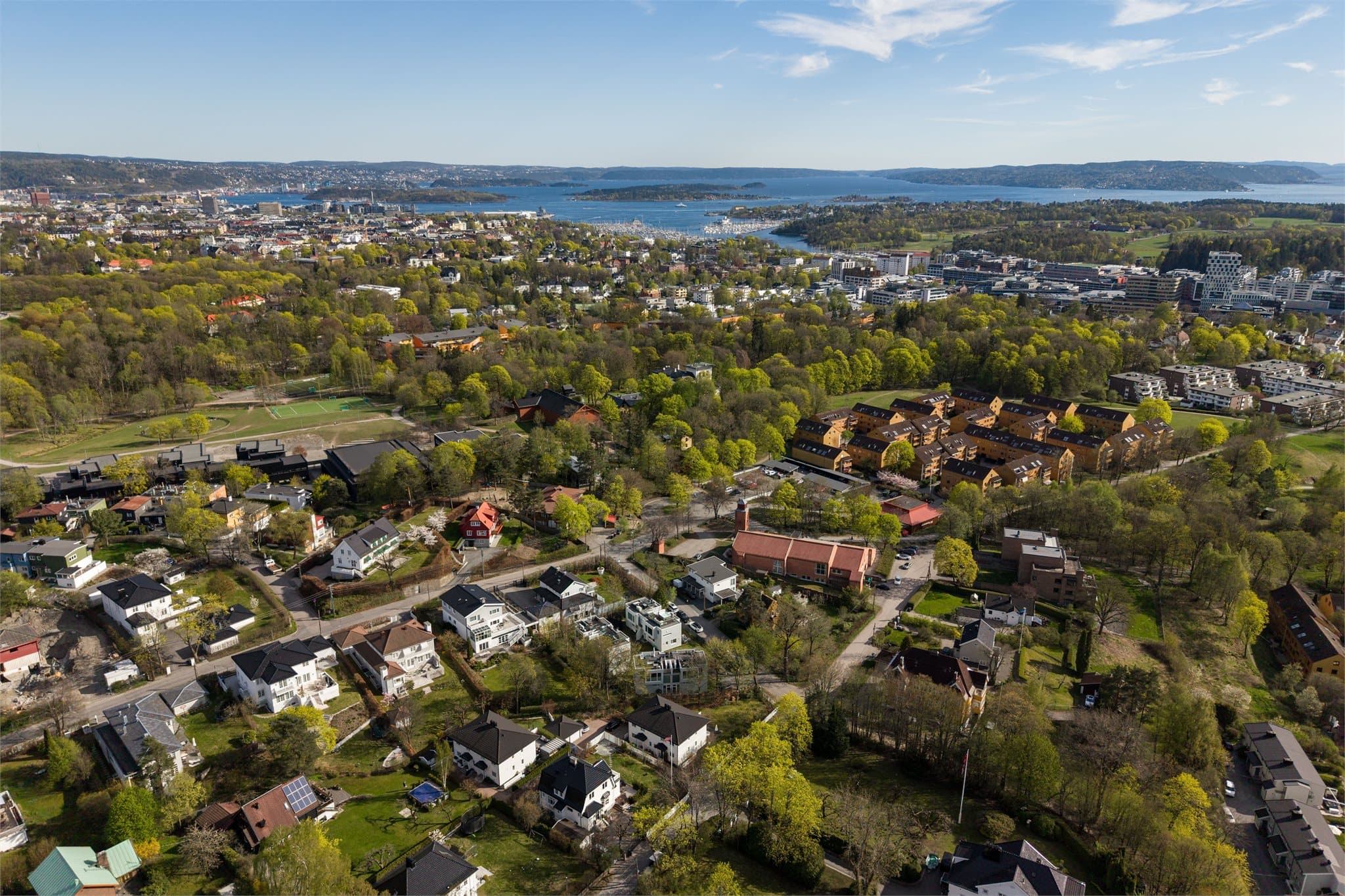 Boligen ligger i et svært ettertraktet villastrøk med kort nærhet til skoler og barnehager samt turområder, offentlig kommunikasjon og dagligvare.