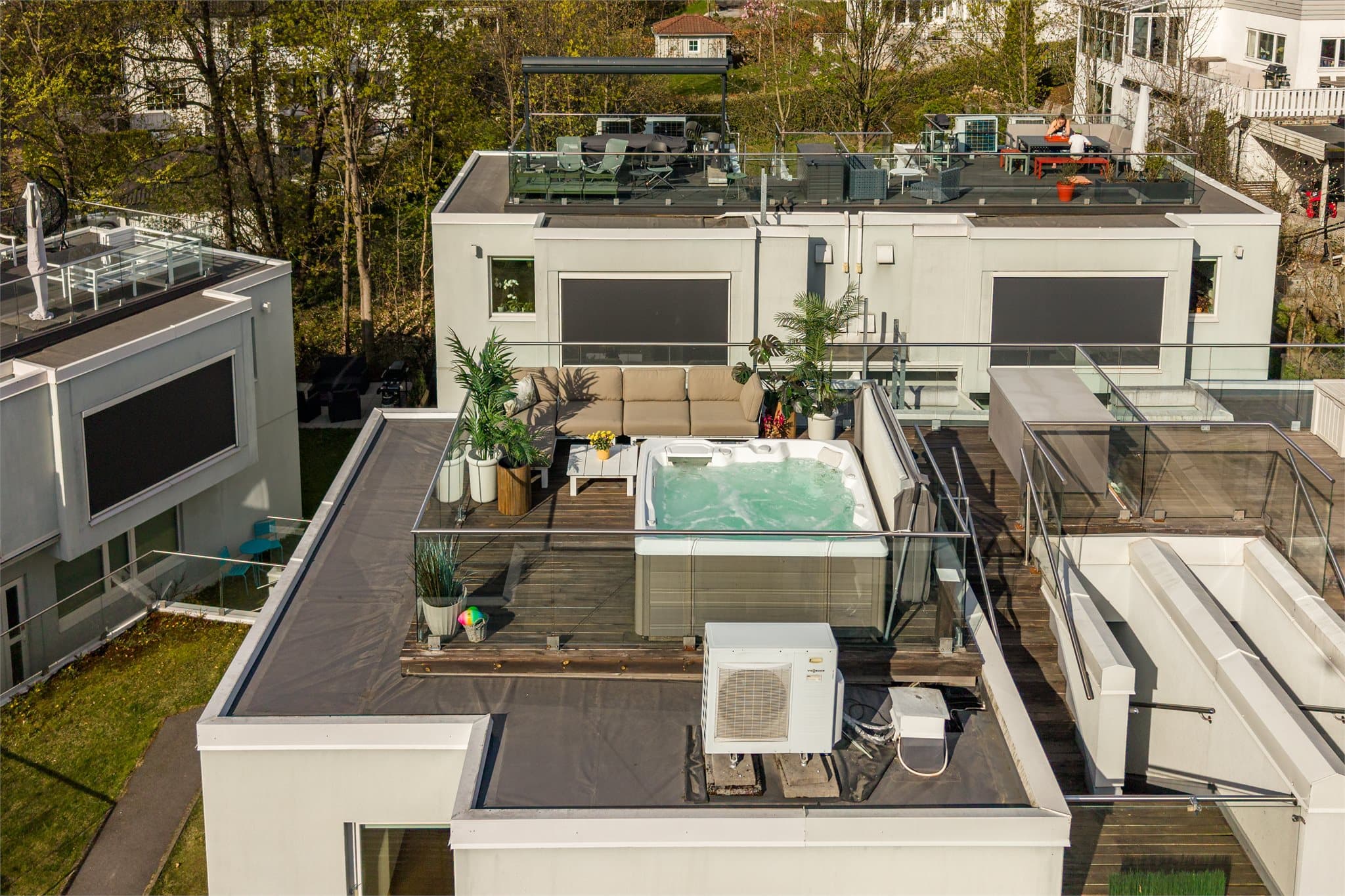 Fra toppetasjen har du trappeoppgang til boligens egne takterrasse.