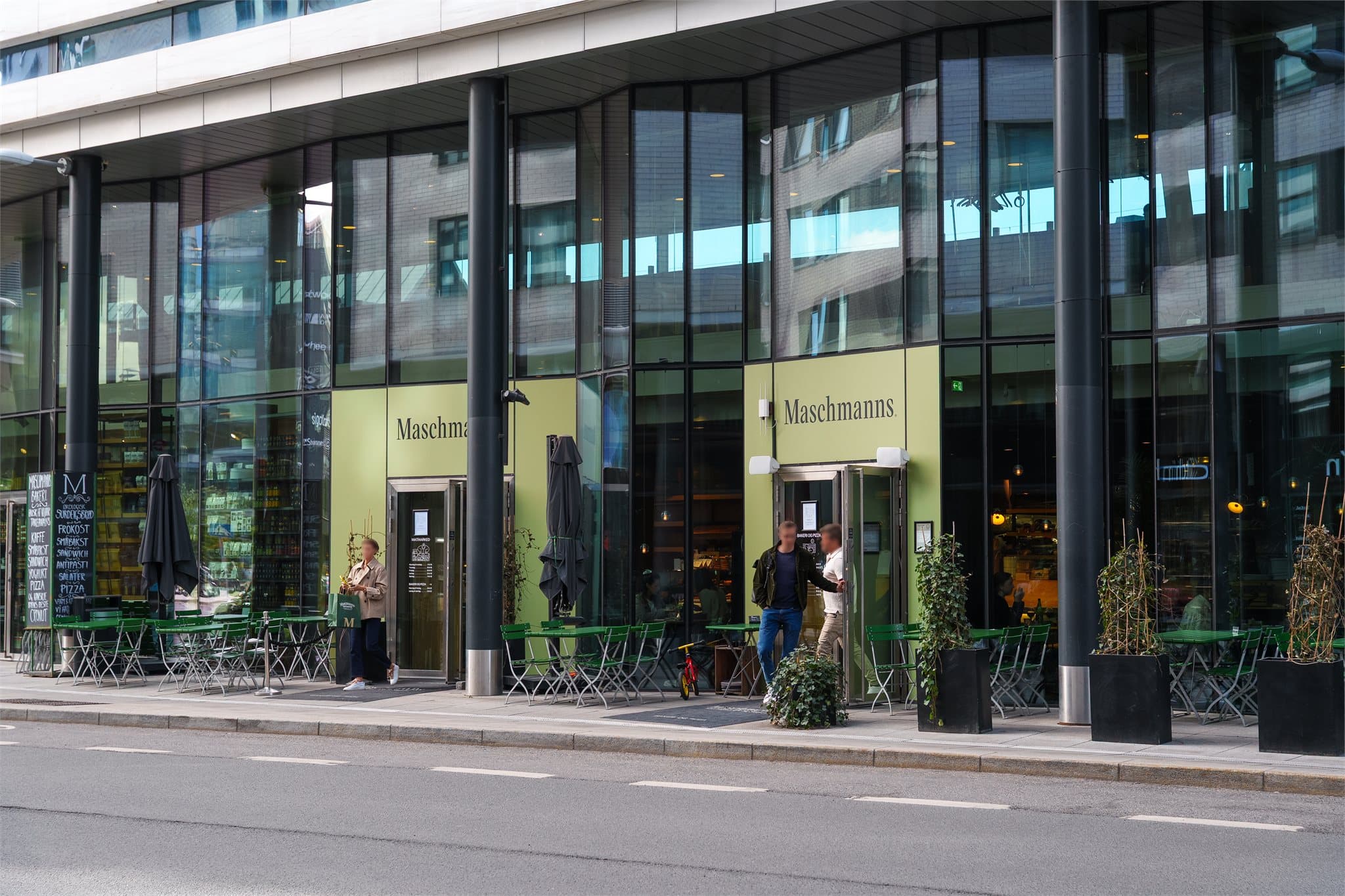 I nærheten finner du også Skøyen Torg, med et bredt utvalg av butikker, kafeer, restauranter og nisjeforretninger.