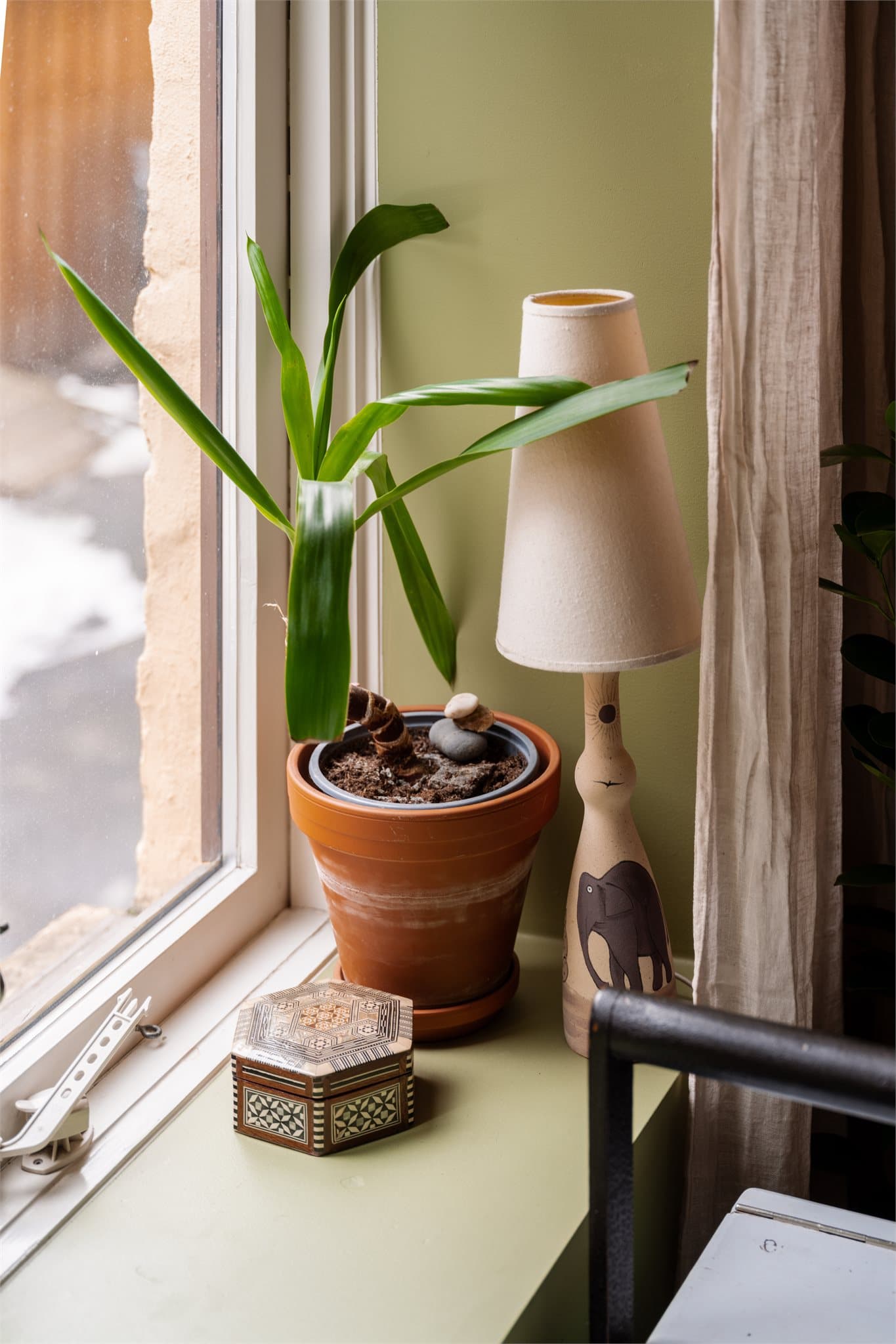Dype vinduskarmer gir en gyllen mulighet til å innrede med lysestaker, planter og vakre bøker. Vekstene trives dessuten svært godt i vinduskarmen her.