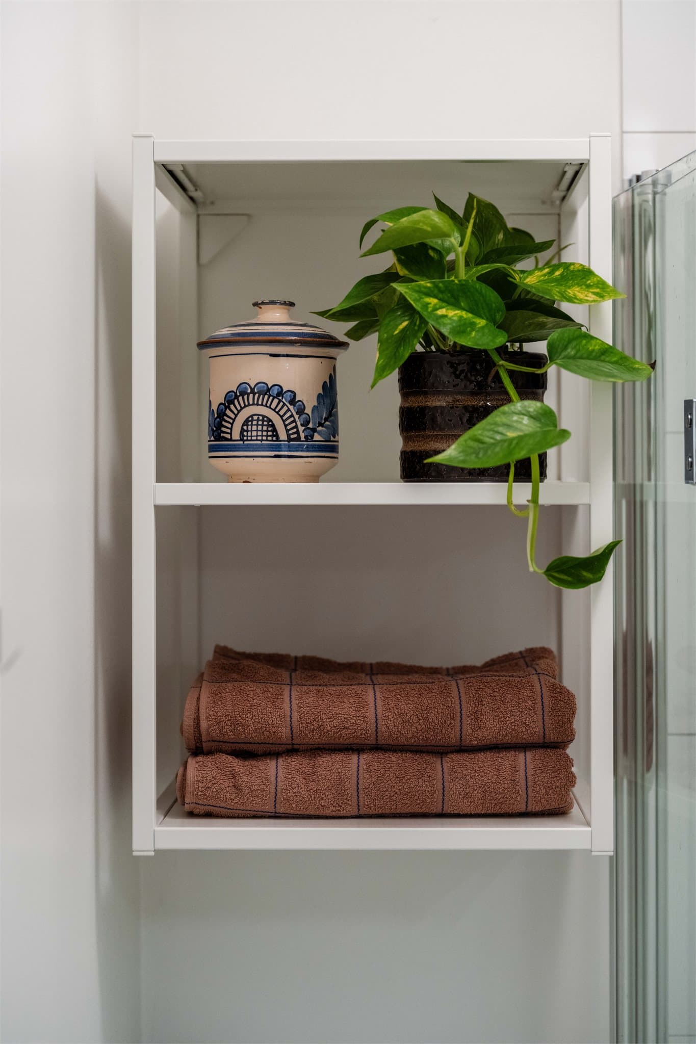 Oppbevaring i praktisk hylle på veggen.