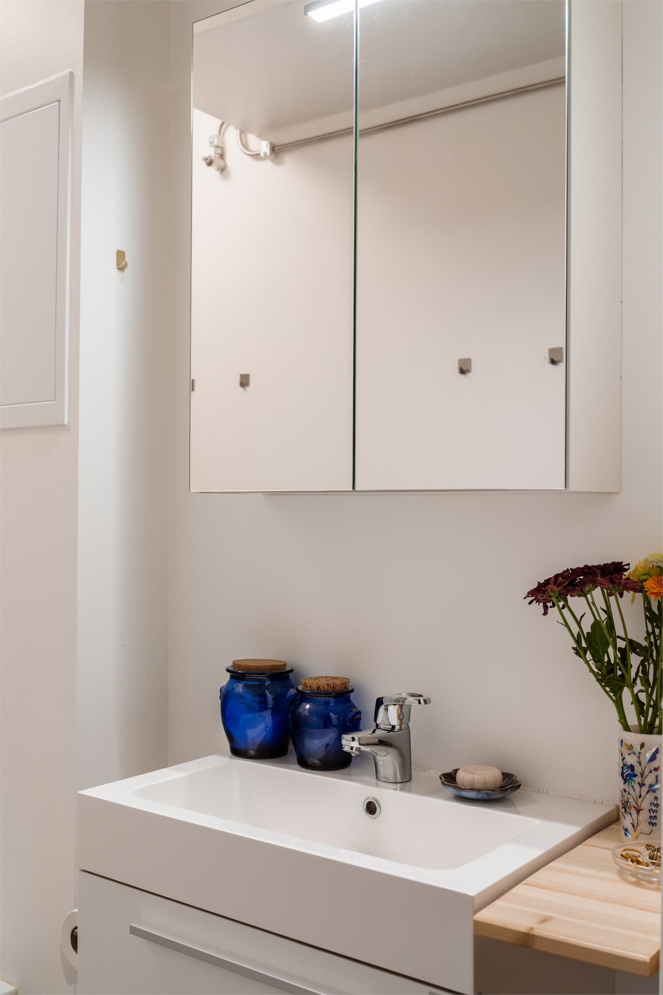 Lys, moderne baderomsinnredning med oppbevaringsplass.