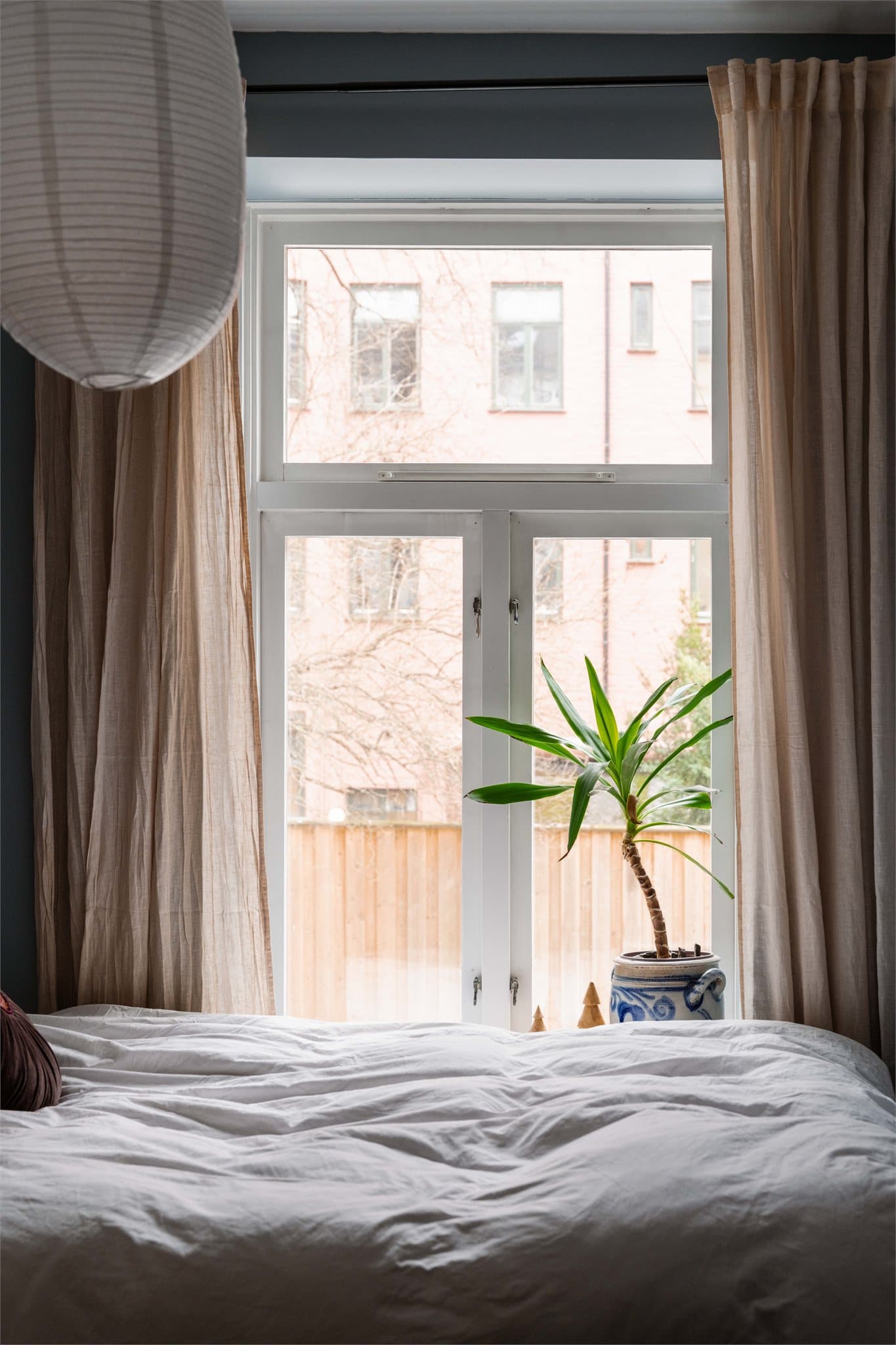 Rommet har gode vindusflater som gir fint lysinnslipp.