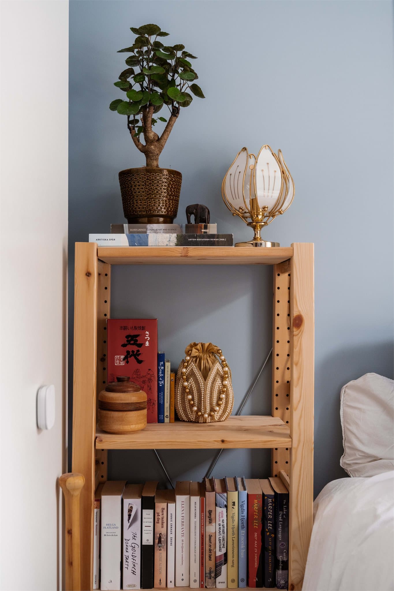 Veggene er malt i blå tone som sammen med parketten gir et rolig preg.