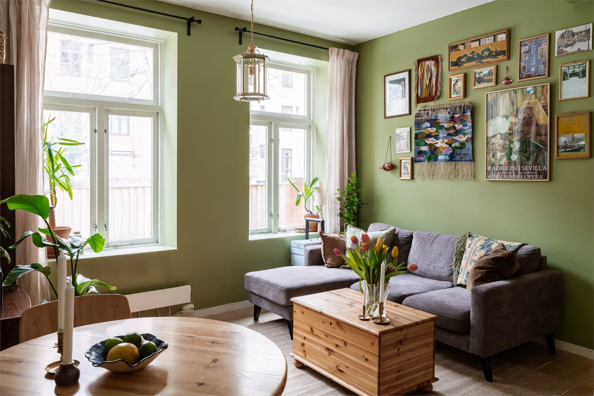 Leiligheten har generøs takhøyde og store vindusflater som slipper inn rikelig med naturlig lys.