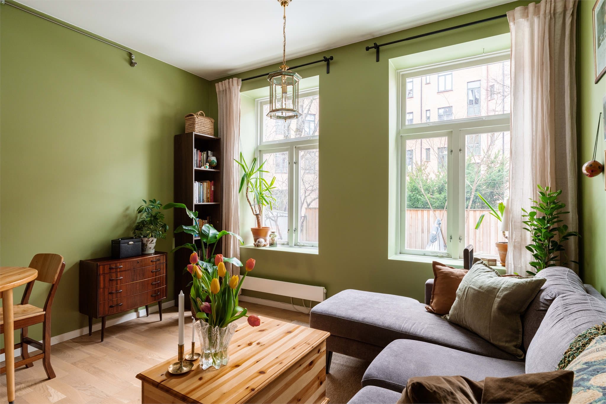 Leiligheten vender i sin helhet inn mot bakgården.