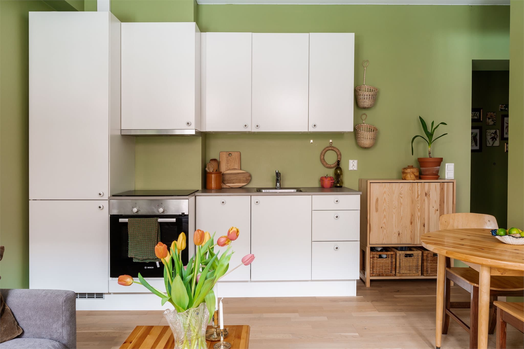 Leiligheten ble pusset opp i 2016 med nytt bad, nytt kjøkken og oppussing av overflater.