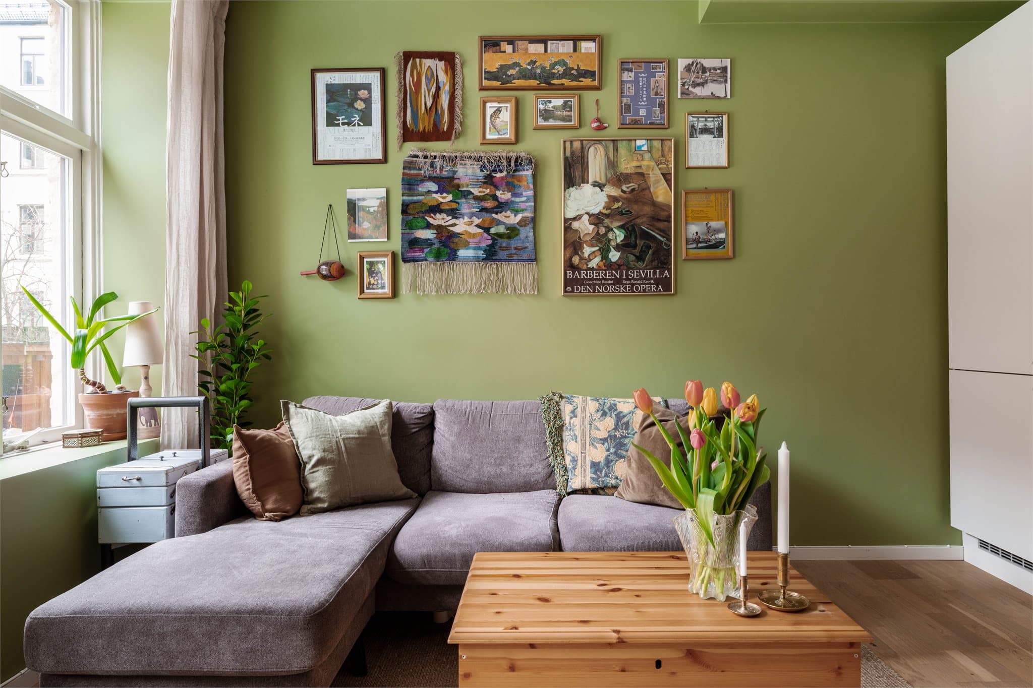 Det er god plass til en romslig sofagruppe med plass til en venn eller to.