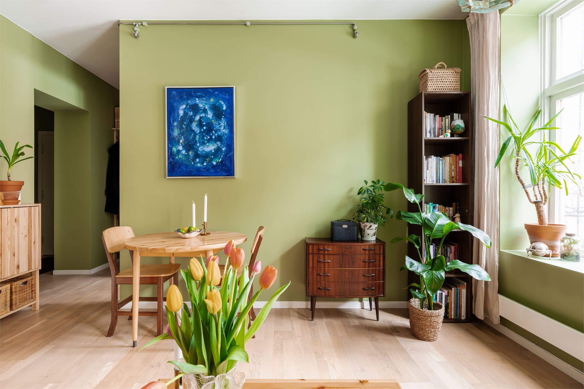 Et innbydende oppholdsrom med plass til både sofagruppe og spiseplass.