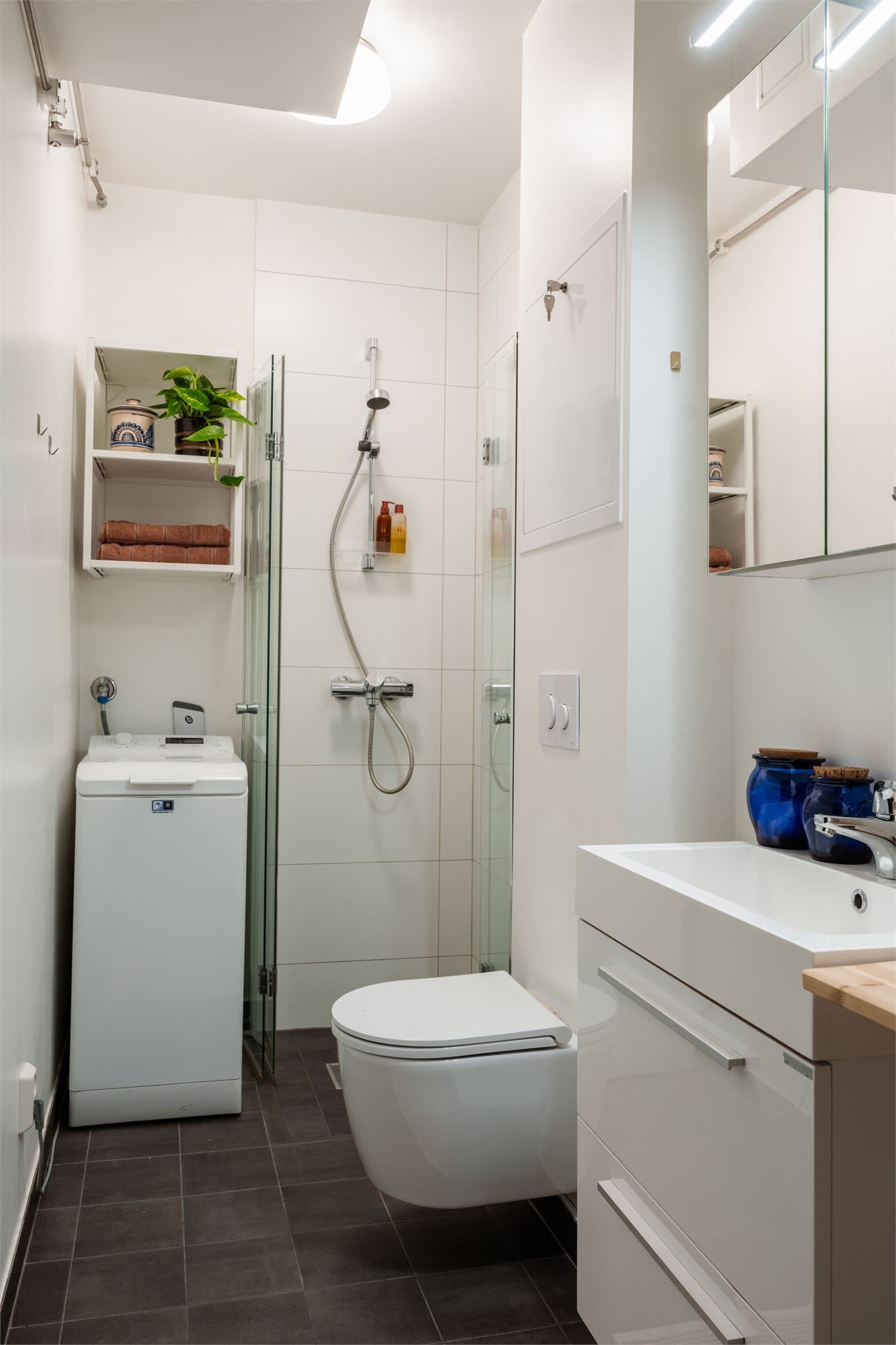 Lyst, flislagt baderom med deilig varme i gulvet. Badet er nytt fra 2016 og ble pusset opp i regi av borettslaget.