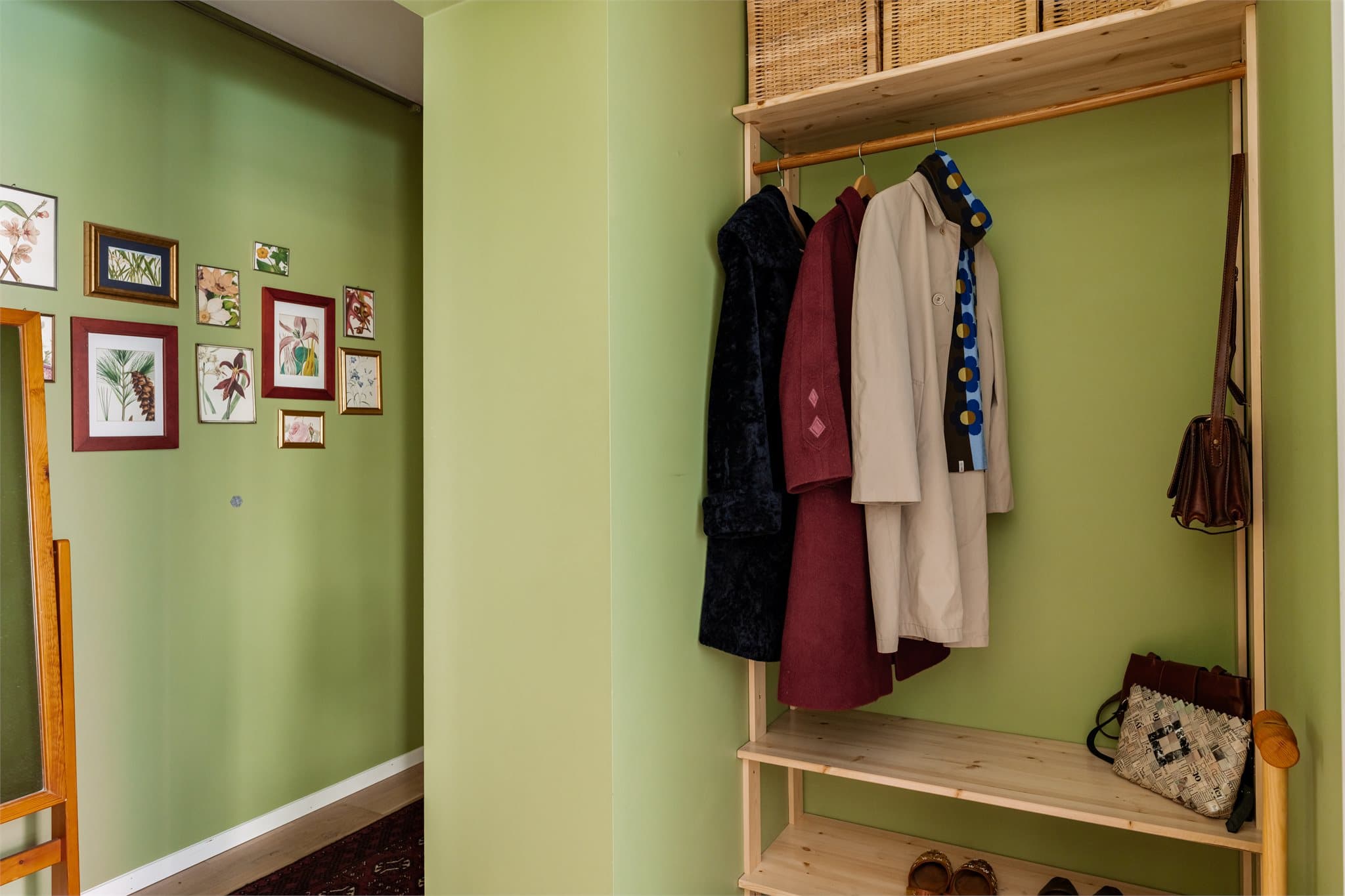 Gangen har plass til oppheng av yttertøy i praktisk garderobeløsning med hyller og klesstang, samt oppbevaring over.