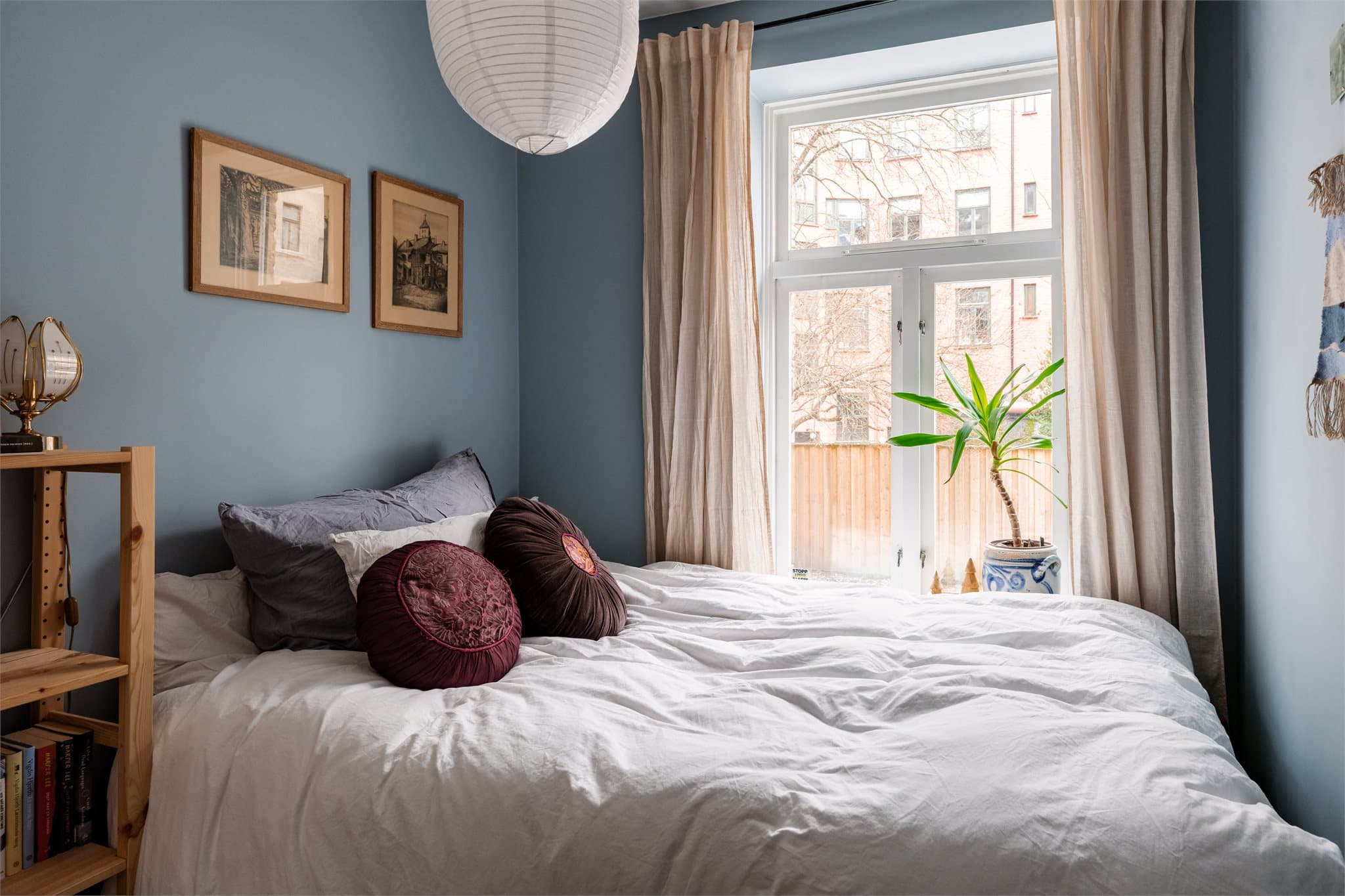 Innbydende soverom med god plass til dobbeltseng og tilhørende møbler.