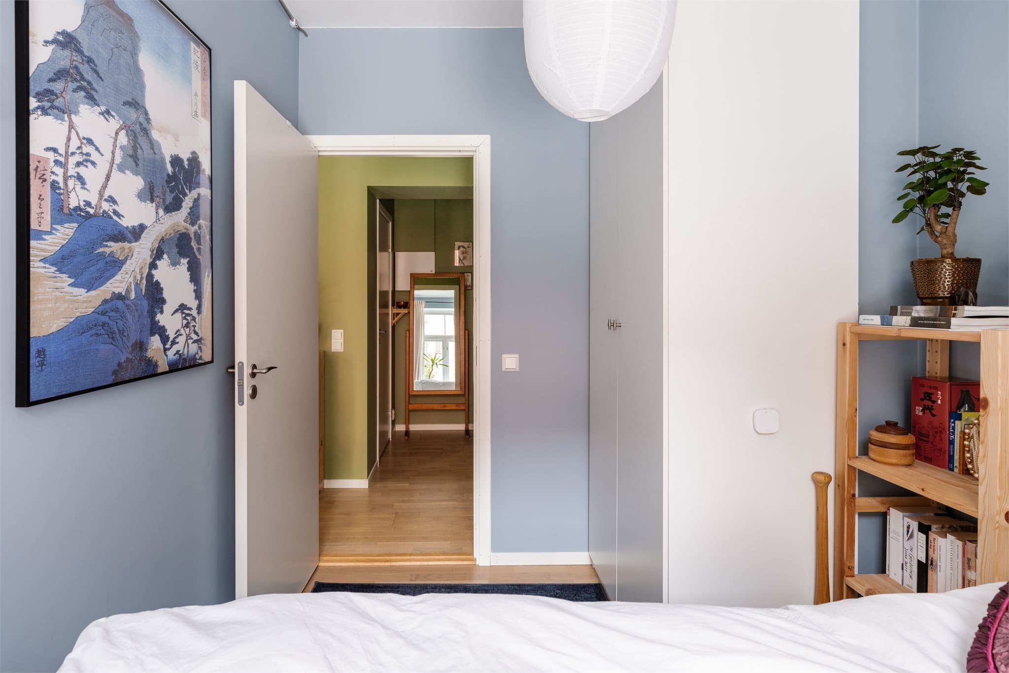 Det store garderobeskapet gir god plass til både klær og sko.