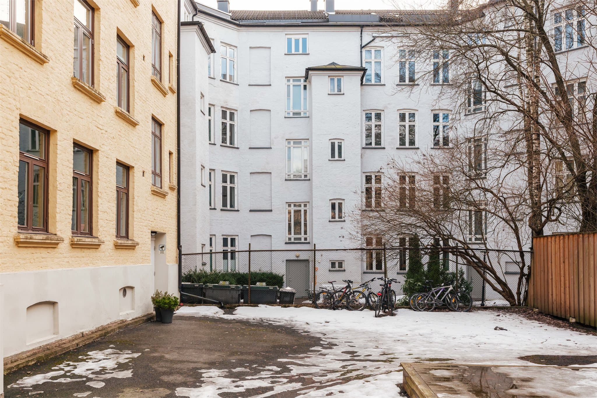 Luftig bakgård med god plass mellom blokkene.