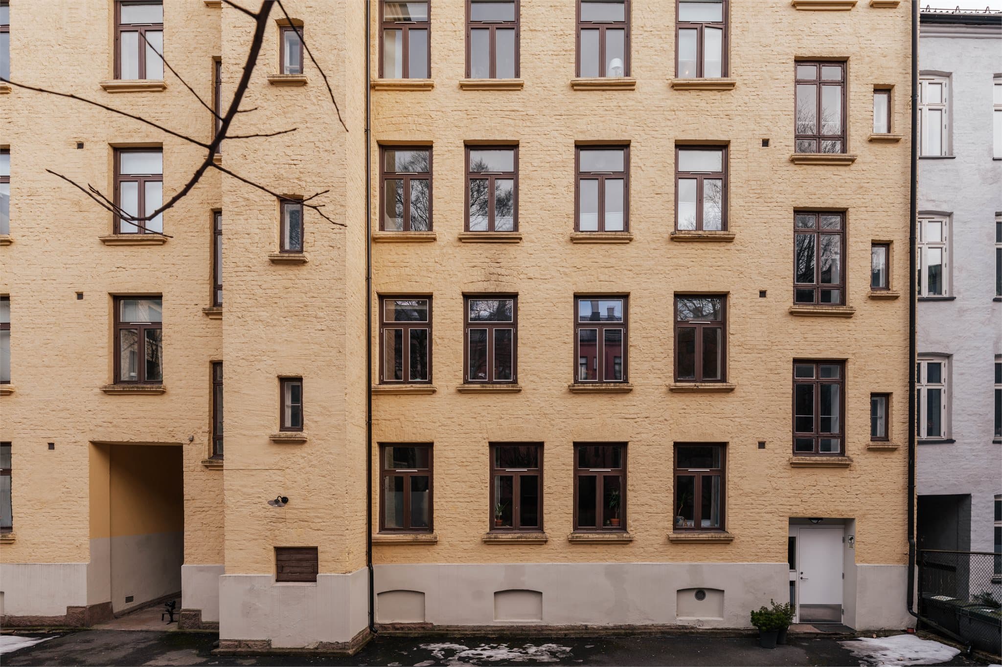 Leiligheten ligger i byggets høye 1. etasje.